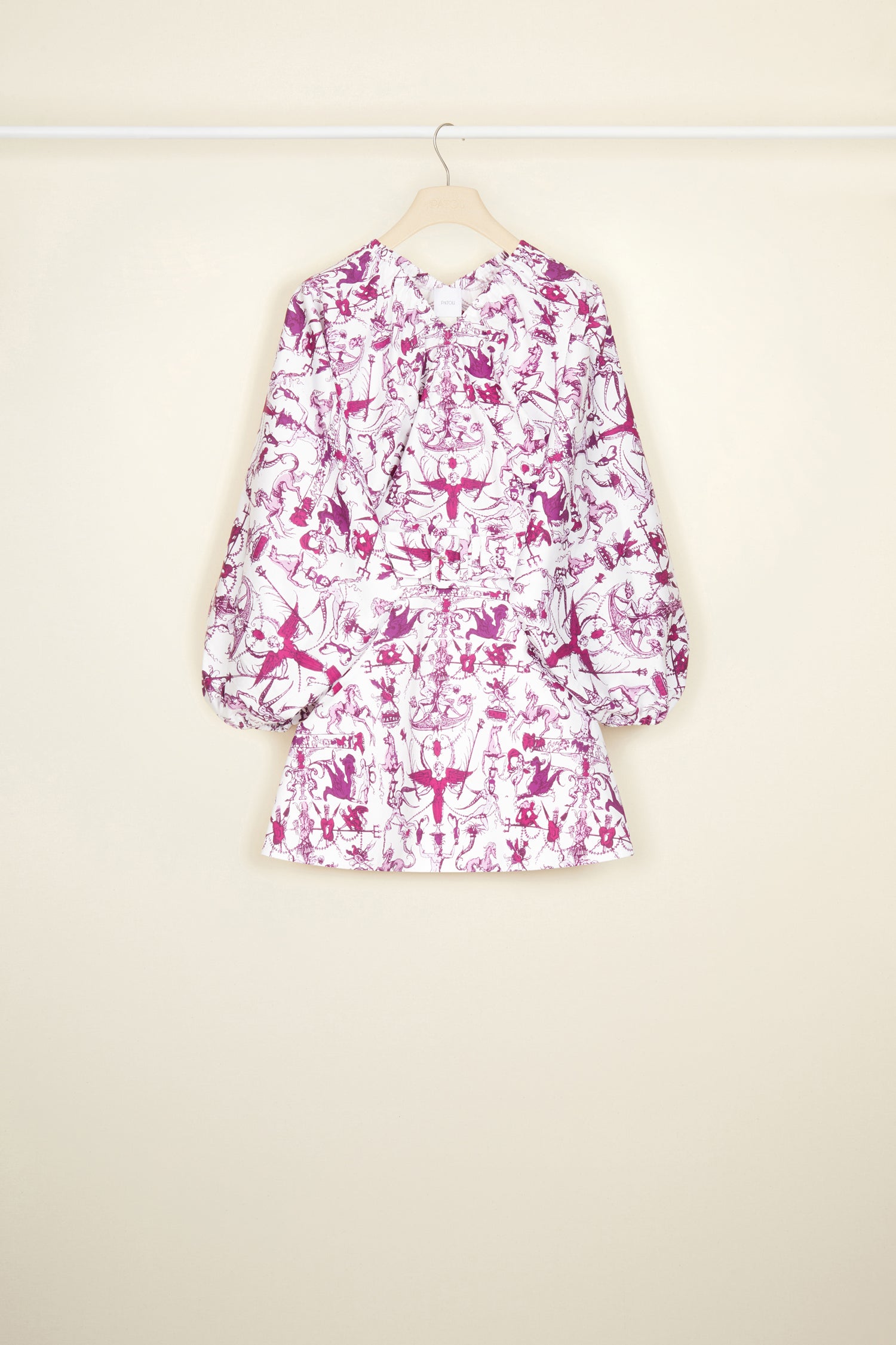 Patou - Elastisches Minikleid aus bedruckter Bio-Baumwolle - Stories And Tales - Eine Geschichte über kurze Säume und großes Volumen.  Kleid aus Bio-Baumwollpopeline mit dem „Stories and Tales“-Print der Saison. Kurz geschnitten. Elastischer V-Ausschnitt und Rücken. Voluminöse Ärmel mit elastischen Ärmelabschlüssen. Breiter größenverstellbarer Taillengürtel aus Stoff mit stoffbezogener Schließe und farblich abgestimmter Patou Logostickerei. Rockteil mit A-Linien-Schnitt.