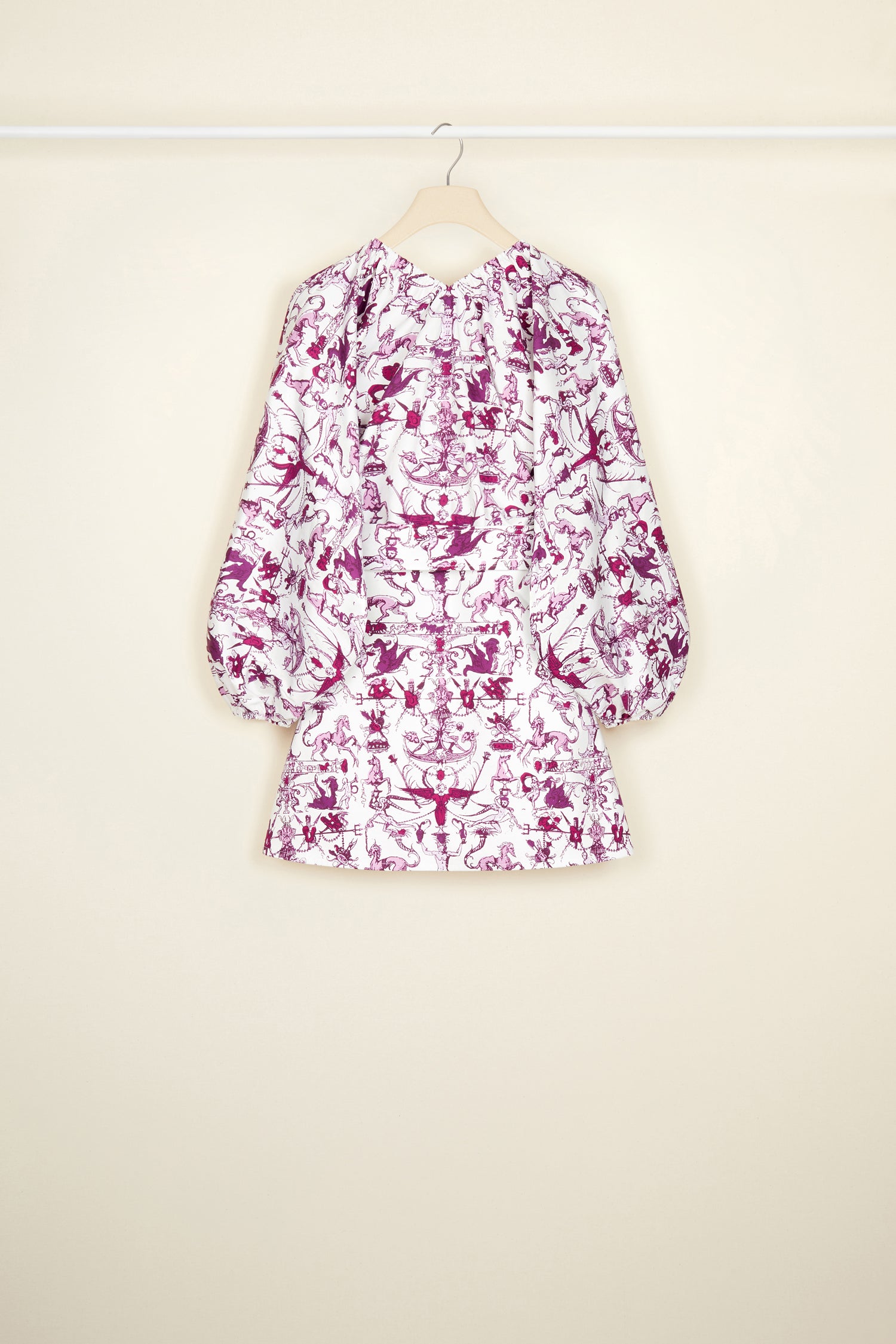 Patou - Elastisches Minikleid aus bedruckter Bio-Baumwolle - Stories And Tales - Eine Geschichte über kurze Säume und großes Volumen.  Kleid aus Bio-Baumwollpopeline mit dem „Stories and Tales“-Print der Saison. Kurz geschnitten. Elastischer V-Ausschnitt und Rücken. Voluminöse Ärmel mit elastischen Ärmelabschlüssen. Breiter größenverstellbarer Taillengürtel aus Stoff mit stoffbezogener Schließe und farblich abgestimmter Patou Logostickerei. Rockteil mit A-Linien-Schnitt.