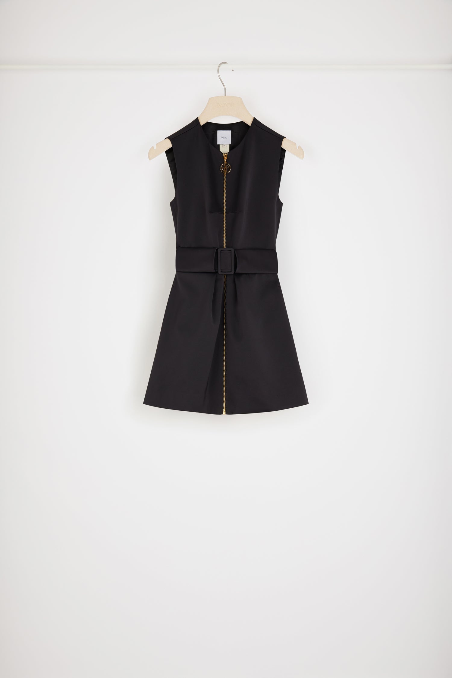 Patou - Vestito corto con zip in raso riciclato - Black - La zip JP scintilla sul raso.Vestito in raso riciclato nero. Modello corto. Silhouette svasata con bustino aderente. Zip oro sul davanti con dettaglio JP ispirato agli archivi Jean Patou. Cucitura curva signature sul retro. Cintura in tessuto parzialmente nascosta.