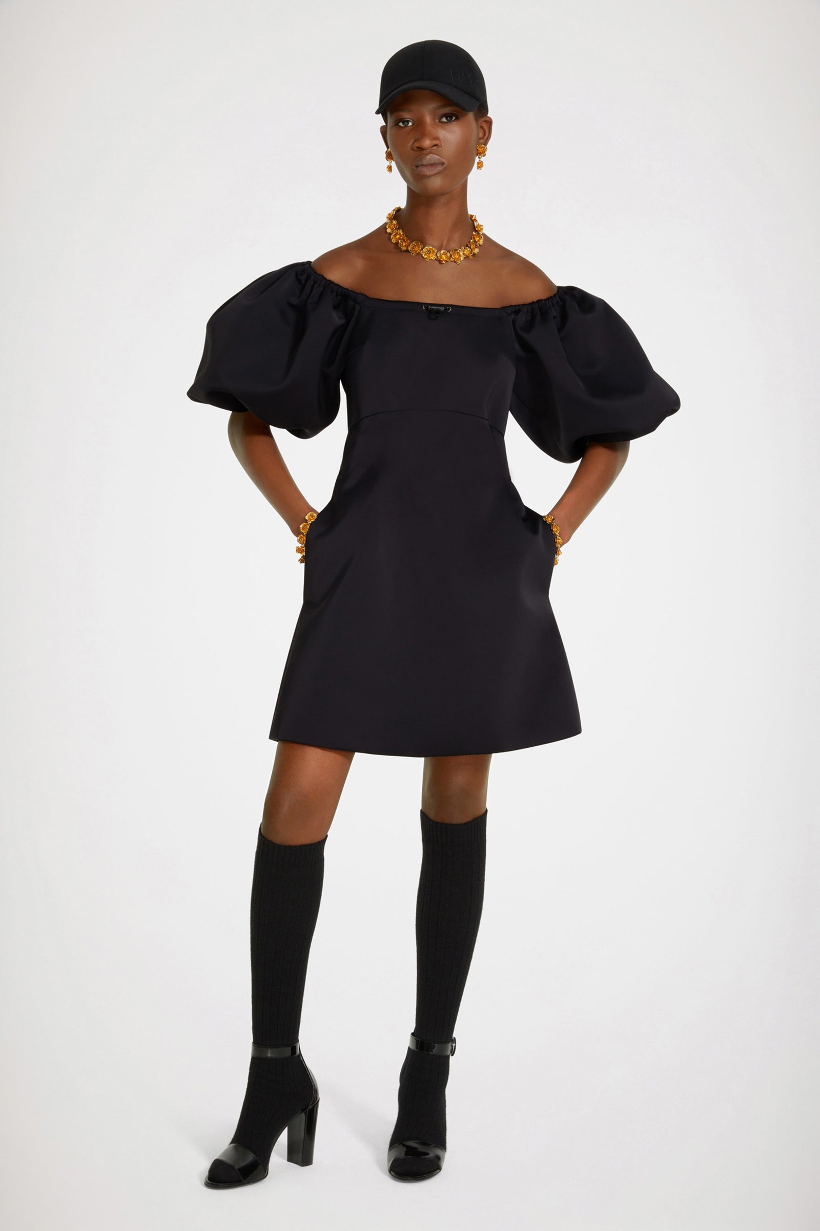 Patou - Minikleid mit Ballonärmeln aus recyceltem Satin - Black - Voluminöse Ärmel für den Alltag. Kleid aus recyceltem Satin in Schwarz. Kurz geschnitten. Körpernaher Schnitt mit ausgestellten Elementen. Eckiger Halsausschnitt mit Zugbanddetail. Voluminöse Ballonärmel mit elastischen Bundabschlüssen. Seitentaschen. Gürtel nicht im Kauf enthalten.