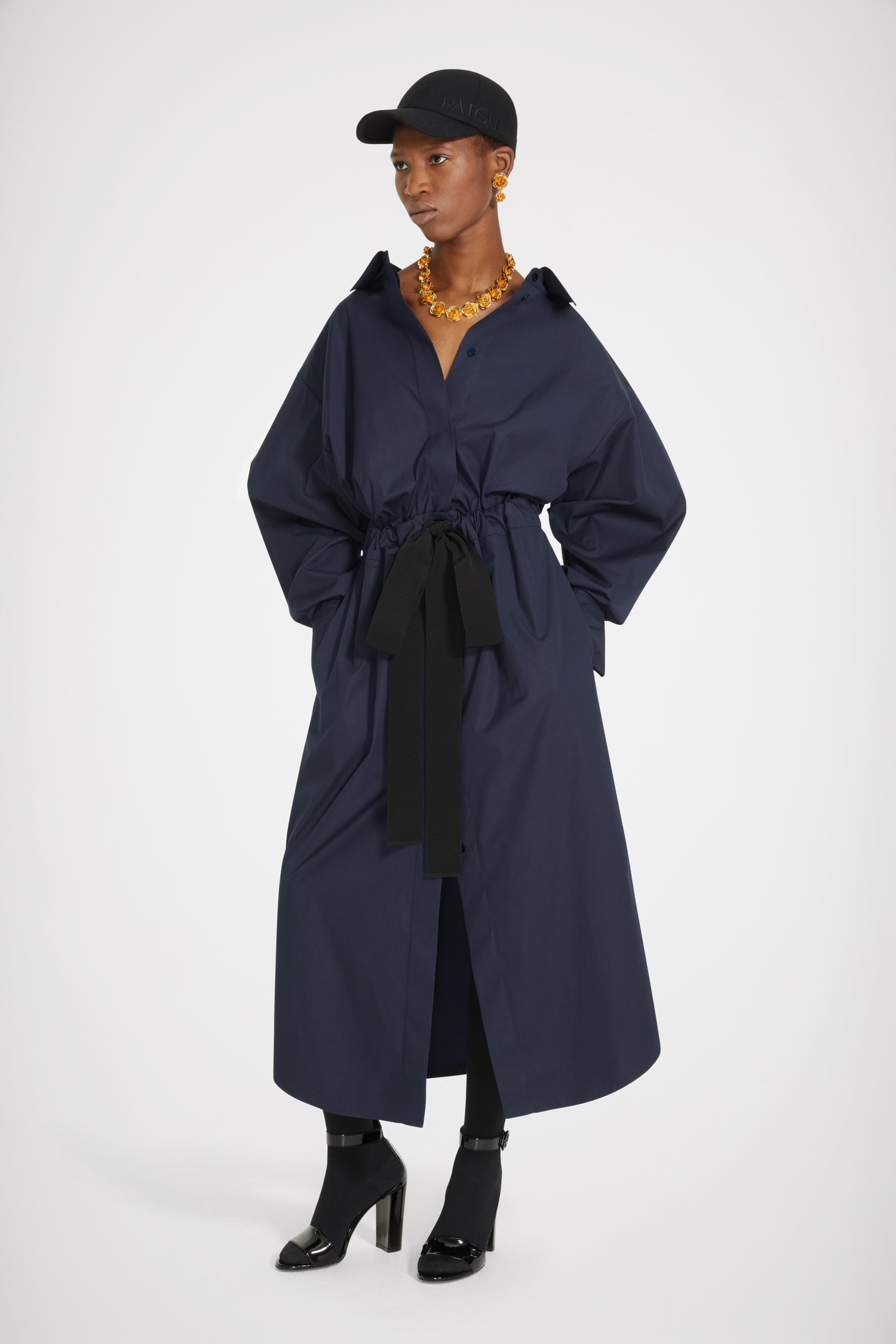 Patou - Vestito trompe l&amp;#39;oeil in cotone bio - Parisian Night - Quando l&amp;#39;illusione fa sensazione.Vestito in cotone bio blu notte parigina. Lunghezza maxi. Taglio sul davanti per creare effetto trompe l&amp;#39;oeil. Bottoni nascosti. Maniche voluminose con polsini abbottonati. Coulisse in vita con cintura in grosgrain. Tasche ai lati.Vestibilità ampia (seleziona una taglia in meno per un look aderente).