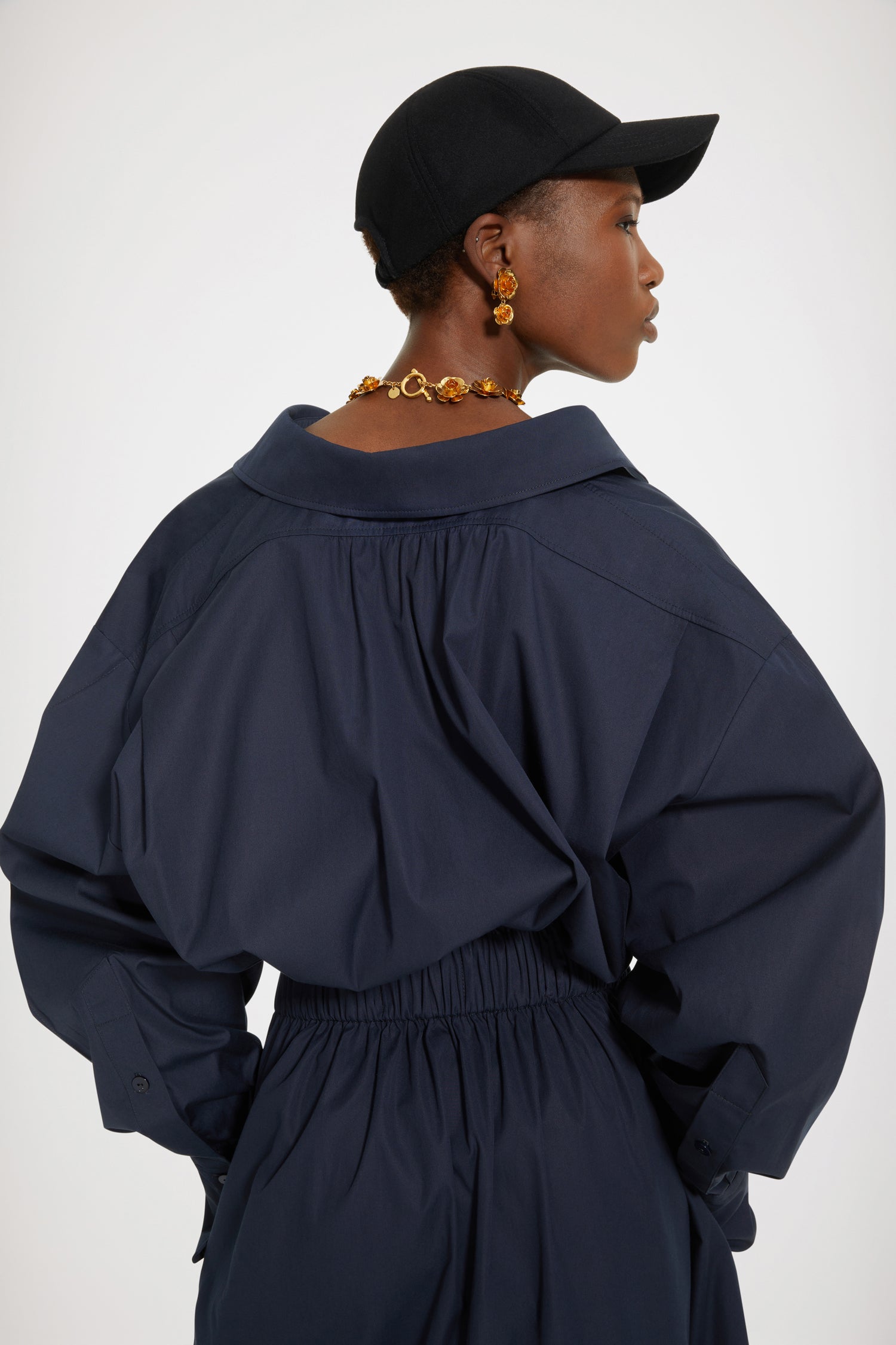 Patou - Vestito trompe l&amp;#39;oeil in cotone bio - Parisian Night - Quando l&amp;#39;illusione fa sensazione.Vestito in cotone bio blu notte parigina. Lunghezza maxi. Taglio sul davanti per creare effetto trompe l&amp;#39;oeil. Bottoni nascosti. Maniche voluminose con polsini abbottonati. Coulisse in vita con cintura in grosgrain. Tasche ai lati.Vestibilità ampia (seleziona una taglia in meno per un look aderente).