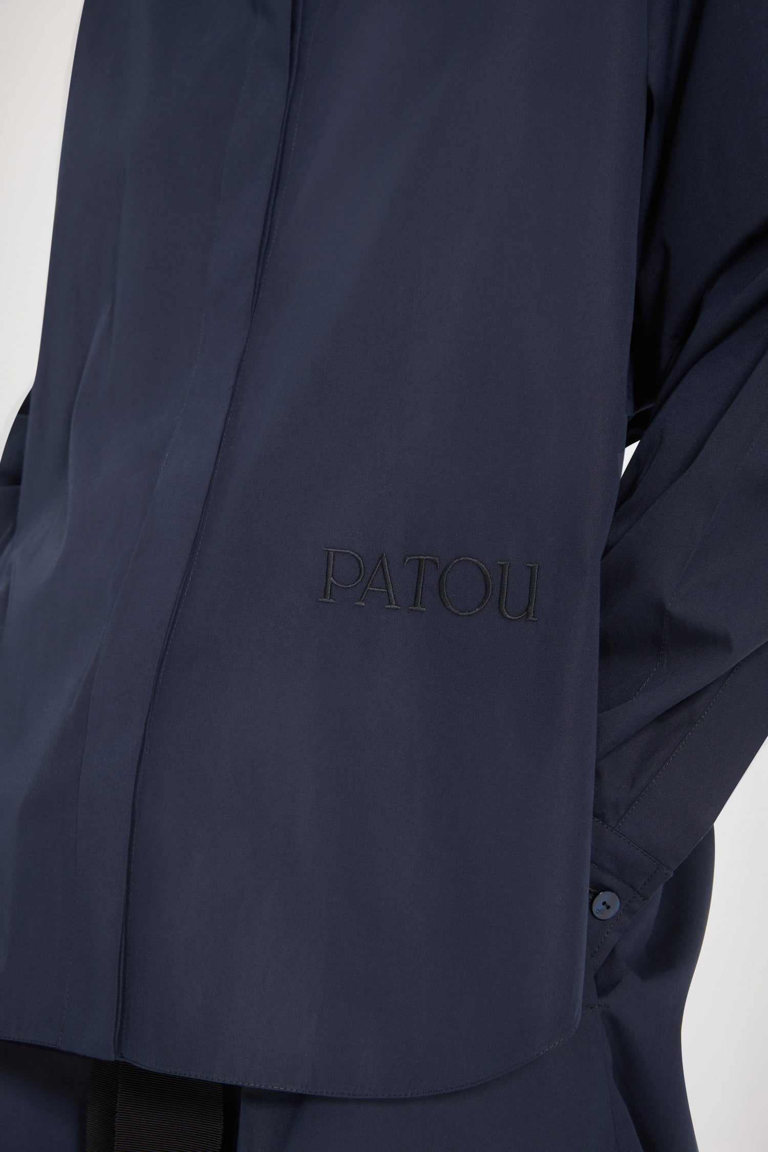 Patou - Vestito trompe l&amp;#39;oeil in cotone bio - Parisian Night - Quando l&amp;#39;illusione fa sensazione.Vestito in cotone bio blu notte parigina. Lunghezza maxi. Taglio sul davanti per creare effetto trompe l&amp;#39;oeil. Bottoni nascosti. Maniche voluminose con polsini abbottonati. Coulisse in vita con cintura in grosgrain. Tasche ai lati.Vestibilità ampia (seleziona una taglia in meno per un look aderente).
