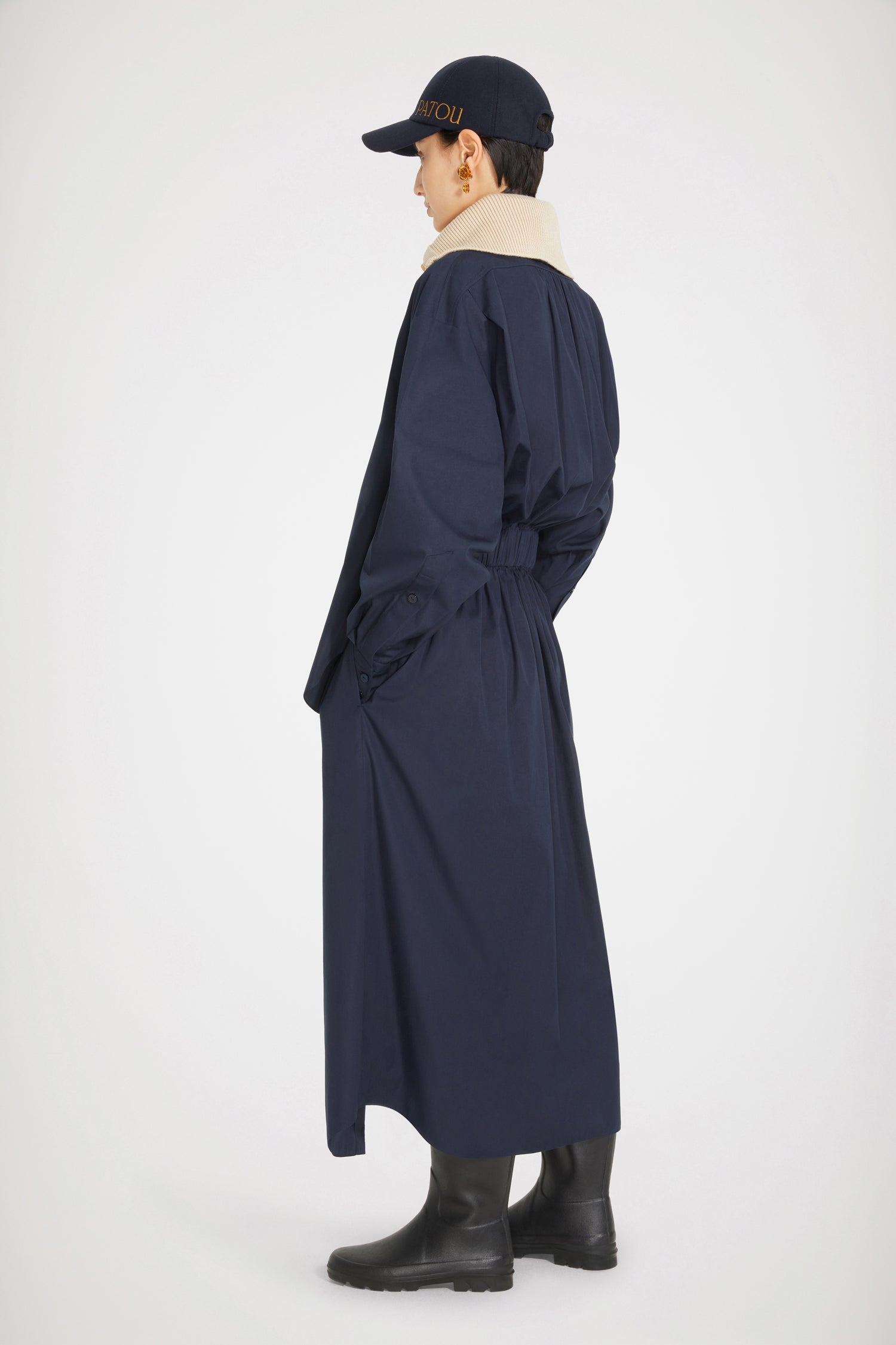 Patou - Vestito trompe l&amp;#39;oeil in cotone bio - Parisian Night - Quando l&amp;#39;illusione fa sensazione.Vestito in cotone bio blu notte parigina. Lunghezza maxi. Taglio sul davanti per creare effetto trompe l&amp;#39;oeil. Bottoni nascosti. Maniche voluminose con polsini abbottonati. Coulisse in vita con cintura in grosgrain. Tasche ai lati.Vestibilità ampia (seleziona una taglia in meno per un look aderente).