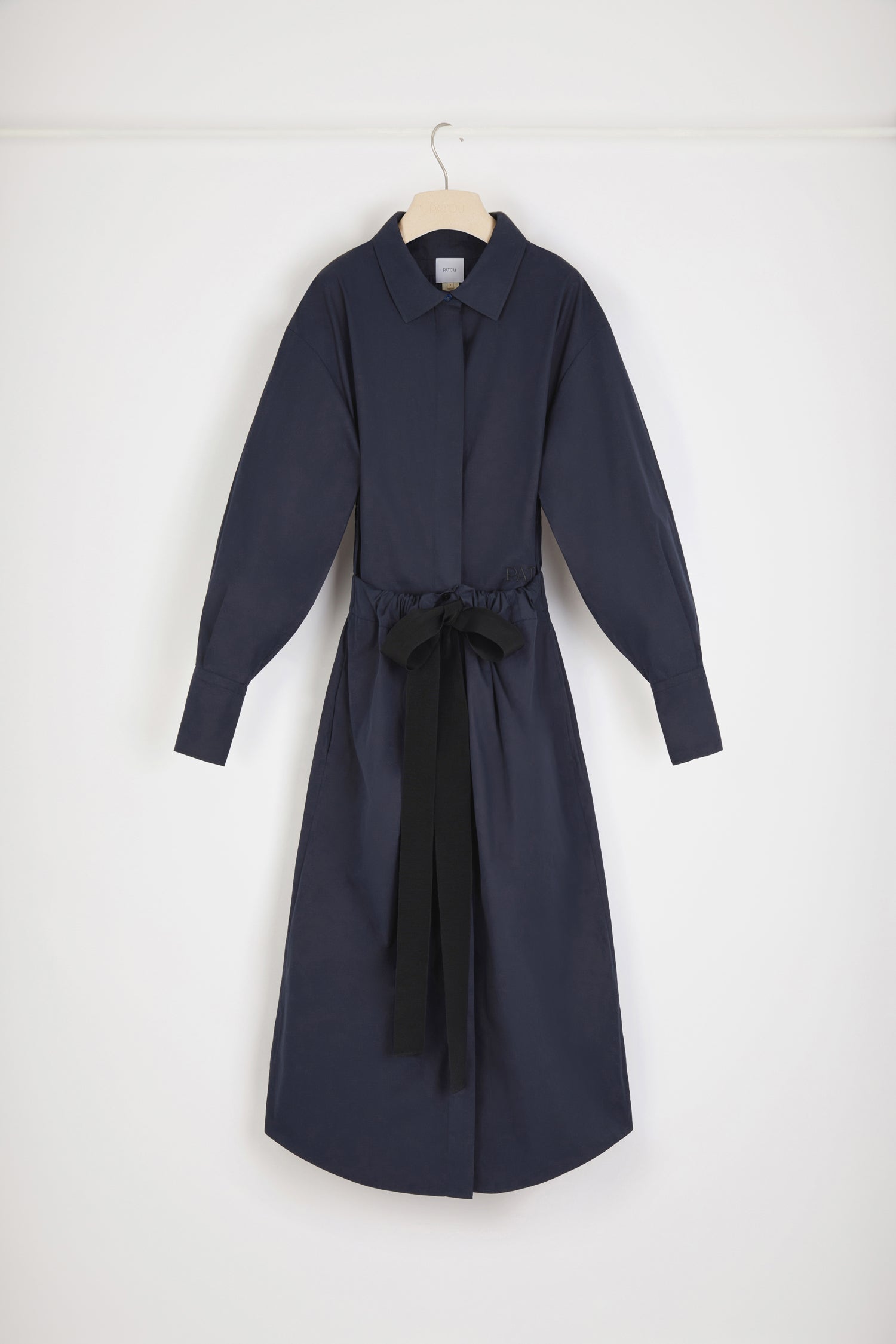 Patou - Vestito trompe l&amp;#39;oeil in cotone bio - Parisian Night - Quando l&amp;#39;illusione fa sensazione.Vestito in cotone bio blu notte parigina. Lunghezza maxi. Taglio sul davanti per creare effetto trompe l&amp;#39;oeil. Bottoni nascosti. Maniche voluminose con polsini abbottonati. Coulisse in vita con cintura in grosgrain. Tasche ai lati.Vestibilità ampia (seleziona una taglia in meno per un look aderente).