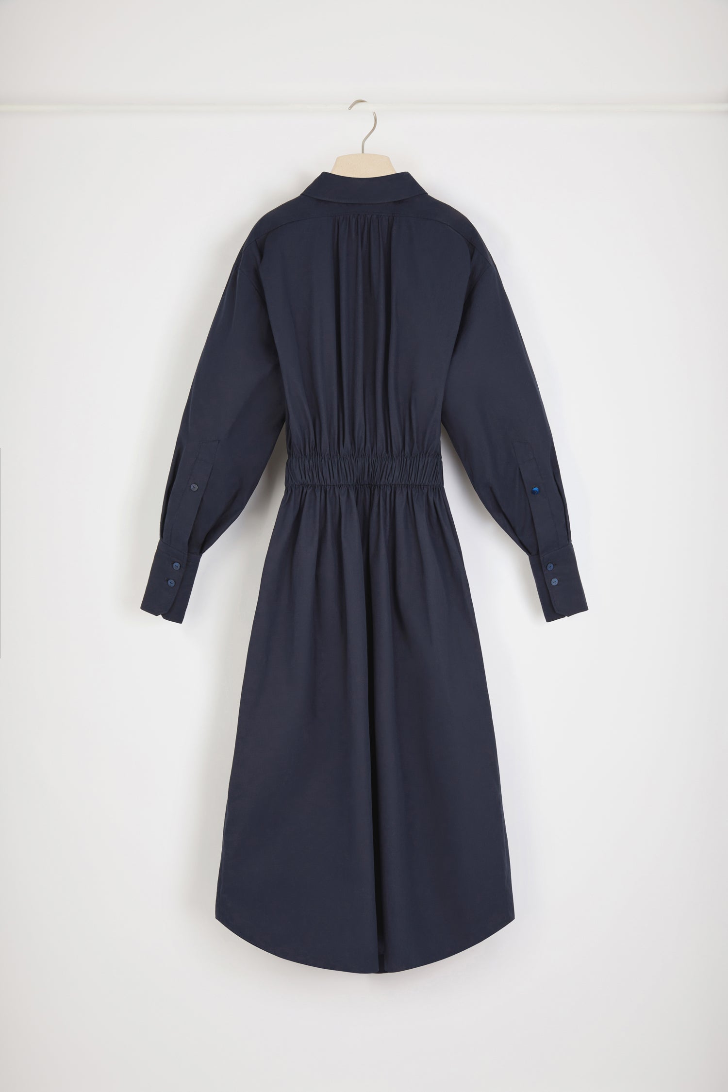 Patou - Vestito trompe l&amp;#39;oeil in cotone bio - Parisian Night - Quando l&amp;#39;illusione fa sensazione.Vestito in cotone bio blu notte parigina. Lunghezza maxi. Taglio sul davanti per creare effetto trompe l&amp;#39;oeil. Bottoni nascosti. Maniche voluminose con polsini abbottonati. Coulisse in vita con cintura in grosgrain. Tasche ai lati.Vestibilità ampia (seleziona una taglia in meno per un look aderente).