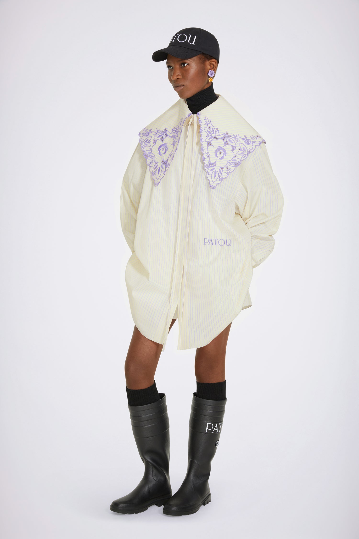 Patou - Robe chemise courte en coton bio rayé - Amethyst Yellow - Chemise longue ou robe courte ? Deux possibilités, une signature Patou. Robe en coton bio. Rayures jaunes et améthyste. Coupe courte. Gorge cachée. Patou brodé sur le devant. Poignets boutonnés.Coupe loose (pour une coupe plus ajustée : prendre une taille en-dessous de votre taille habituelle).