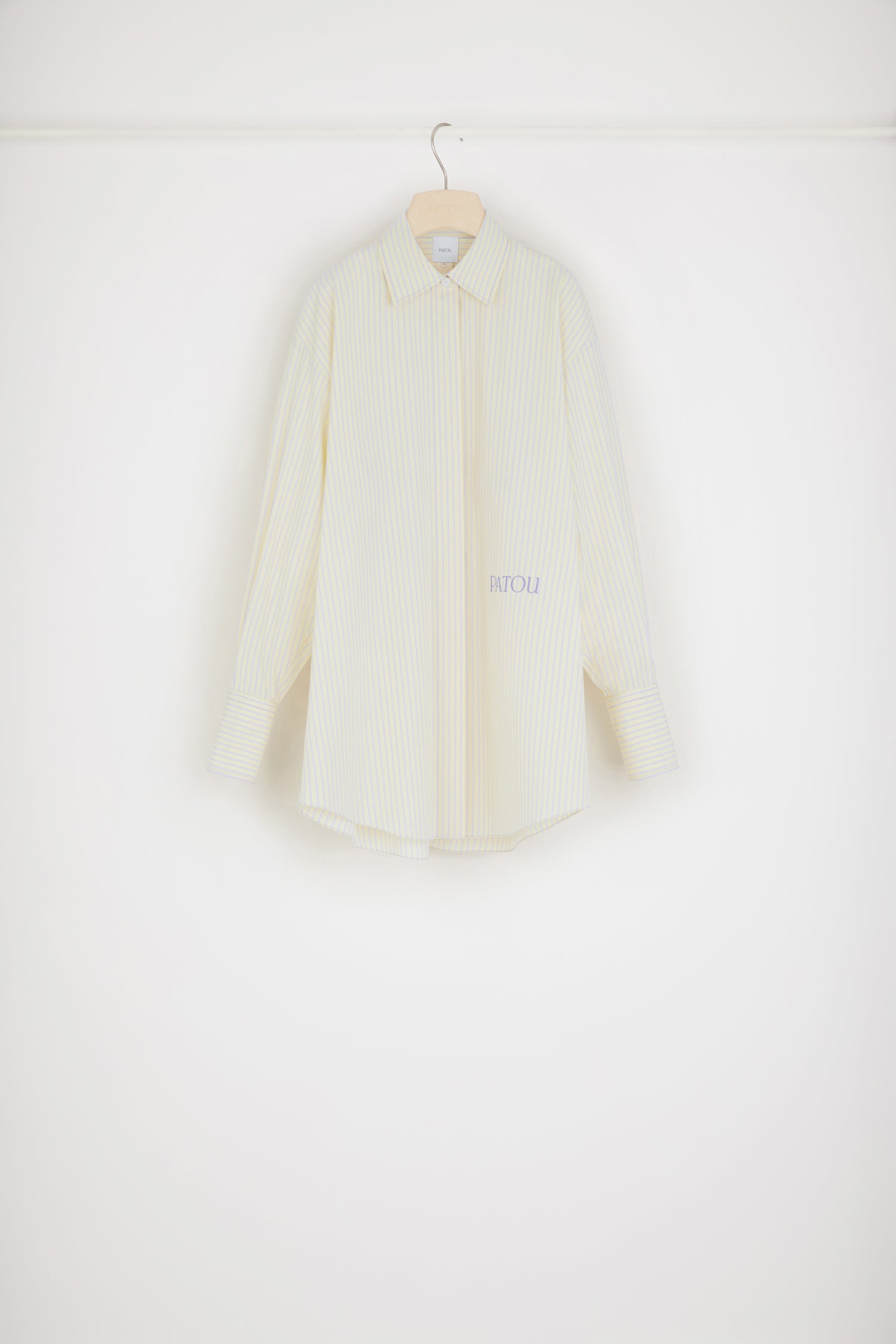 Patou - Robe chemise courte en coton bio rayé - Amethyst Yellow - Chemise longue ou robe courte ? Deux possibilités, une signature Patou. Robe en coton bio. Rayures jaunes et améthyste. Coupe courte. Gorge cachée. Patou brodé sur le devant. Poignets boutonnés.Coupe loose (pour une coupe plus ajustée : prendre une taille en-dessous de votre taille habituelle).