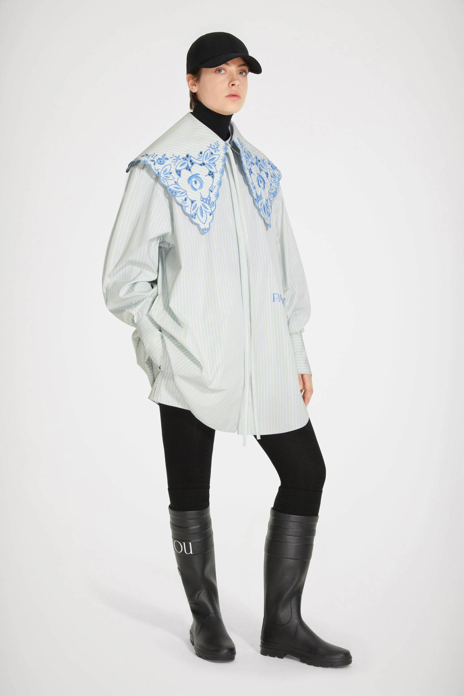 Patou - Vestito camicia mini in cotone bio a righe - Silver Green - Camicia lunga o vestito mini? Due possibilità, una silhouette. Vestito in cotone bio. Righe verdi e argento. Modello corto. Bottoni nascoti. Patou ricamato sul davanti. Polsini abbottonati. Vestibilità ampia (seleziona una taglia in meno per un look aderente).