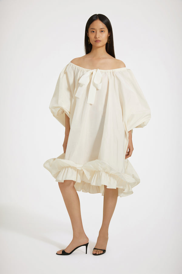 Patou - Robe à ourlet volanté en faille recyclée - Ivory - Gros-grain et volants, des touches totalement Patou.Robe en faille de polyester recyclé ivoire. Encolure élastique avec coulisse en gros-grain pouvant dévoiler les épaules. Manches ballon à poignets élastiqués. Double volant à l'ourlet. Coupe loose (pour une coupe plus ajustée : prendre une taille en-dessous de votre taille habituelle).Look #12 du Show Printemps-Eté 2023