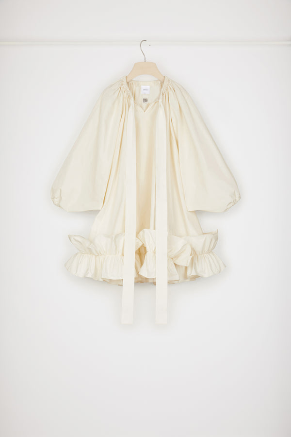Patou - Robe à ourlet volanté en faille recyclée - Ivory - Gros-grain et volants, des touches totalement Patou.Robe en faille de polyester recyclé ivoire. Encolure élastique avec coulisse en gros-grain pouvant dévoiler les épaules. Manches ballon à poignets élastiqués. Double volant à l'ourlet. Coupe loose (pour une coupe plus ajustée : prendre une taille en-dessous de votre taille habituelle).Look #12 du Show Printemps-Eté 2023