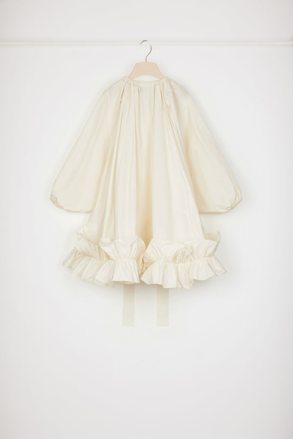 Patou - Robe à ourlet volanté en faille recyclée - Ivory - Gros-grain et volants, des touches totalement Patou.Robe en faille de polyester recyclé ivoire. Encolure élastique avec coulisse en gros-grain pouvant dévoiler les épaules. Manches ballon à poignets élastiqués. Double volant à l'ourlet. Coupe loose (pour une coupe plus ajustée : prendre une taille en-dessous de votre taille habituelle).Look #12 du Show Printemps-Eté 2023