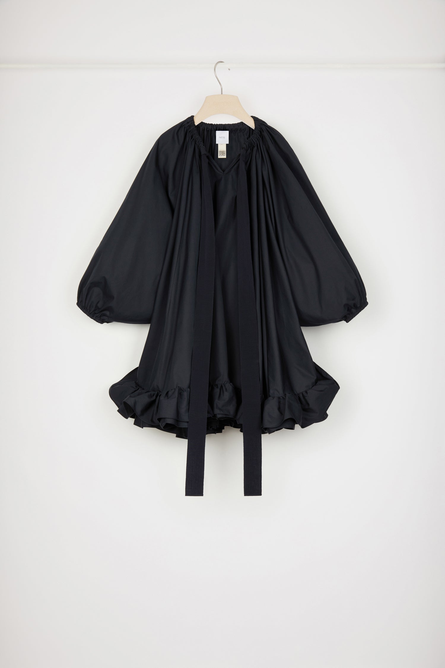 Patou - Vestito con orlo a balze in cotone bio - Total Eclipse - Grosgrain e balze firmano la silhouette.Vestito in cotone bio nero eclisse. Collo elasticizzato con coulisse in grosgrain che può scoprire le spalle. Maniche a palloncino con polsini elasticizzati. Doppia balza sull&amp;#39;orlo.Vestibilità ampia (seleziona una taglia in meno per un look aderente).