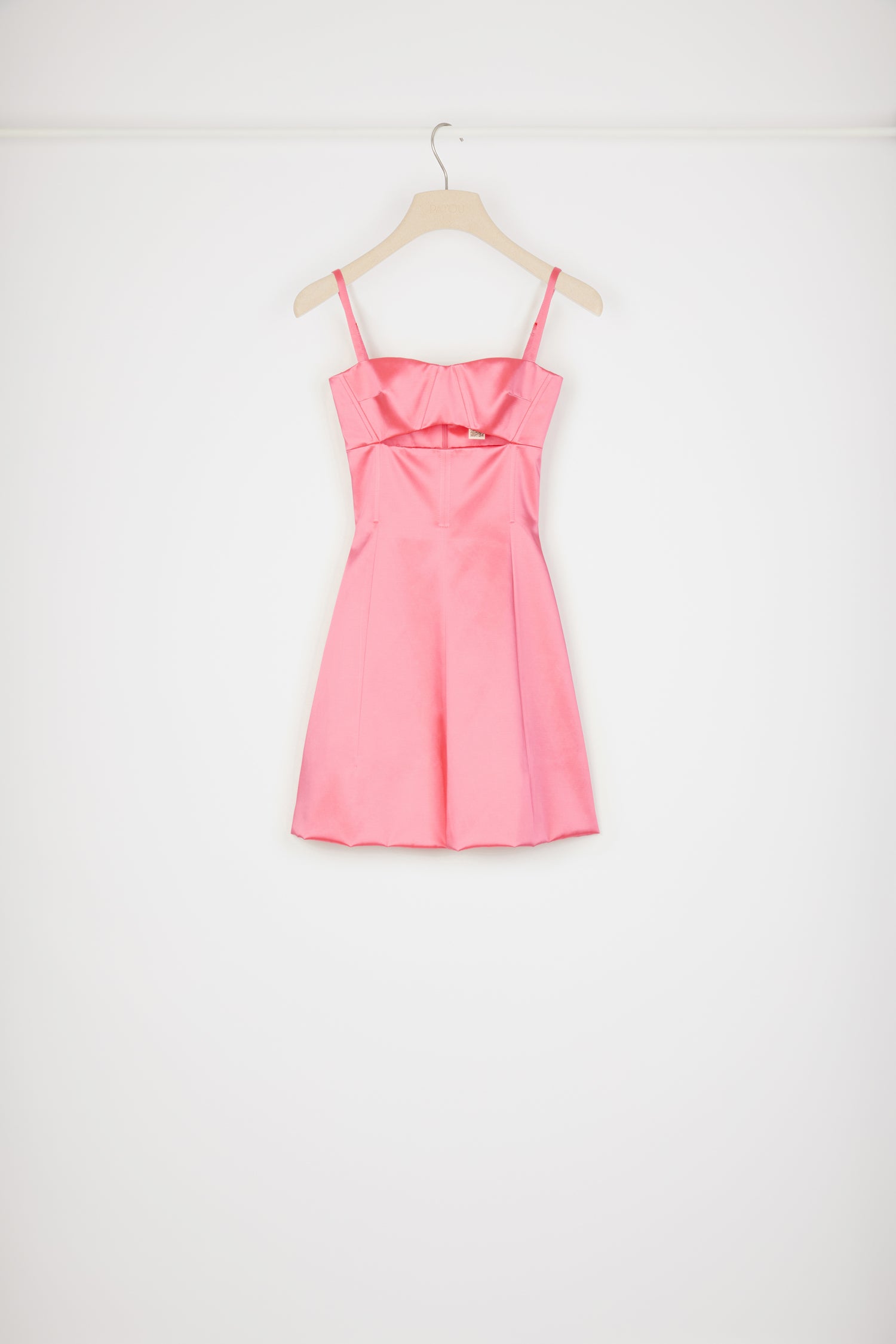 Patou - Vestito con cut-out in raso di cotone misto - Camelia Pink - Un cocktail sofisticato di raso e ritagli.Vestito in raso di misto cotone bio rosa camelia. Silhouette aderente e svasata. Spalline regolabili a ispirazione lingerie. Bustino modellato con stecche e cut-out sul davanti. Zip sul retro. Cuciture sulla gonna. Orlo a palloncino.Fitted at the waist (we advise you to select one size up).