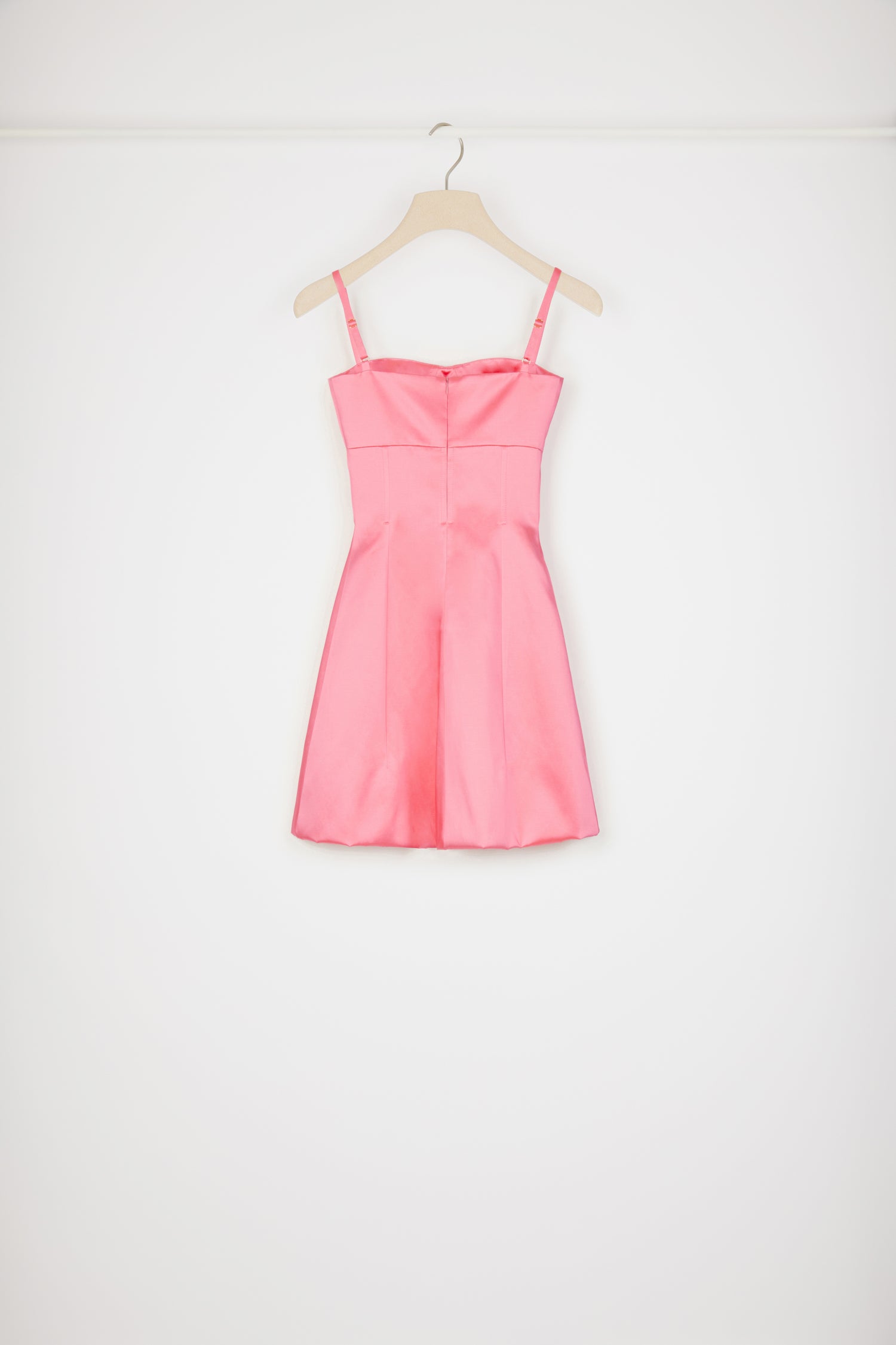 Patou - Vestito con cut-out in raso di cotone misto - Camelia Pink - Un cocktail sofisticato di raso e ritagli.Vestito in raso di misto cotone bio rosa camelia. Silhouette aderente e svasata. Spalline regolabili a ispirazione lingerie. Bustino modellato con stecche e cut-out sul davanti. Zip sul retro. Cuciture sulla gonna. Orlo a palloncino.Fitted at the waist (we advise you to select one size up).
