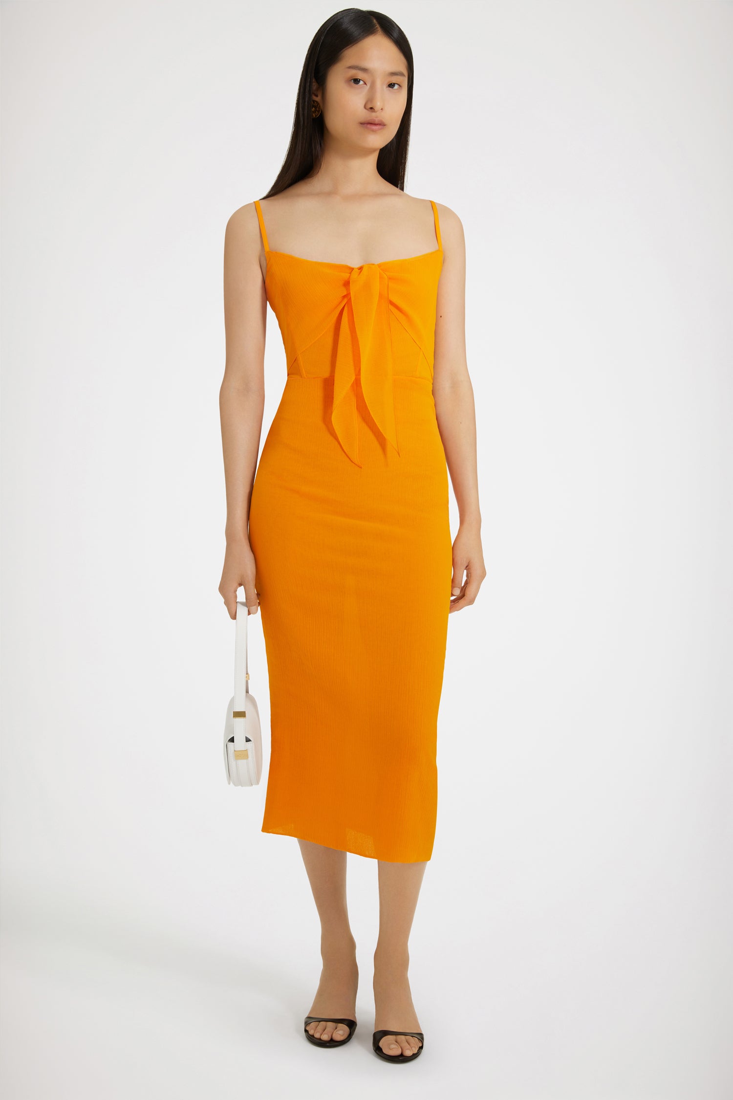 Patou - Vestito sottoveste in cotone bio - Marigold - Un&amp;#39;aria di leggerezza soffia sui vestitini Patou.Vestito in cotone bio arancione calendula. Texture in stile crepe leggermente trasparente. Vestibilità aderente. Lunghezza midi. Spalline regolabili a ispirazione lingerie. Panelli ad annodare sul davanti. Bustino aderente con dettaglio di cuciture.