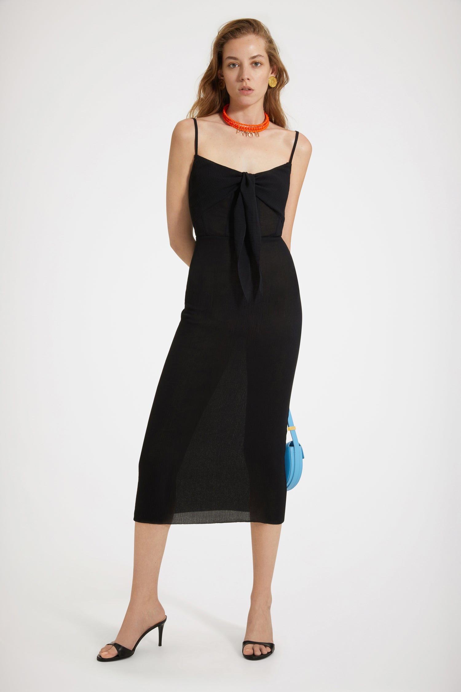 Patou - Unterkleid aus Bio-Baumwolle mit Bindung auf der Vorderseite - Black - Schlüpfen Sie in etwas Bequemes mit einem Hauch von Patou.Kleid aus Bio-Baumwolle in Schwarz. Leichte, durchscheinende Crêpe-Textur. Eng anliegend, Midi-Länge. Verstellbare Träger im Dessous-Stil. Zweilagige Büste mit Bindedetail. Körpernahes Oberteil mit Nähten auf der Vorderseite. Spring-Summer 2023 Show - Look #29
