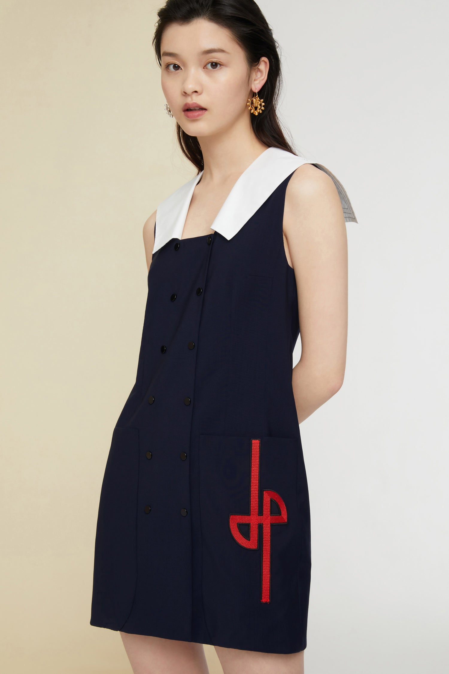 Patou - Vestito nautico in lana d’estate - Navy - La divisa diventa vestito.Vestito in lana estiva blu scuro. Modello smanicato con scollo quadrato. Collo rimovibile a ispirazione marinaio in cotone bianco. Doppia fila di bottoni sul fronte. Due tasche grandi. Logo JP ricamato in rosso. Martingala sul retro con bottoni dorati.