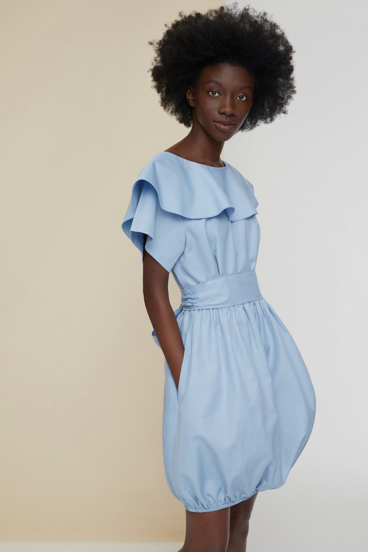 Patou - Ballonkleid aus Baumwolle mit gewickelter Rückseite - Blueberry - Ballon trifft Wickel.Panama-Baumwollkleid in Blaubeer-Hellblau. Kurzärmeliges Top mit Rundhalsausschnitt und großen Rüschen vorne. Gewickeltes Rückenteil mit Knöpfen und zu Schleifen gebundenen Bändern. Ballonrock mit elastischem Bund. Verdeckter seitlicher Reißverschluss.