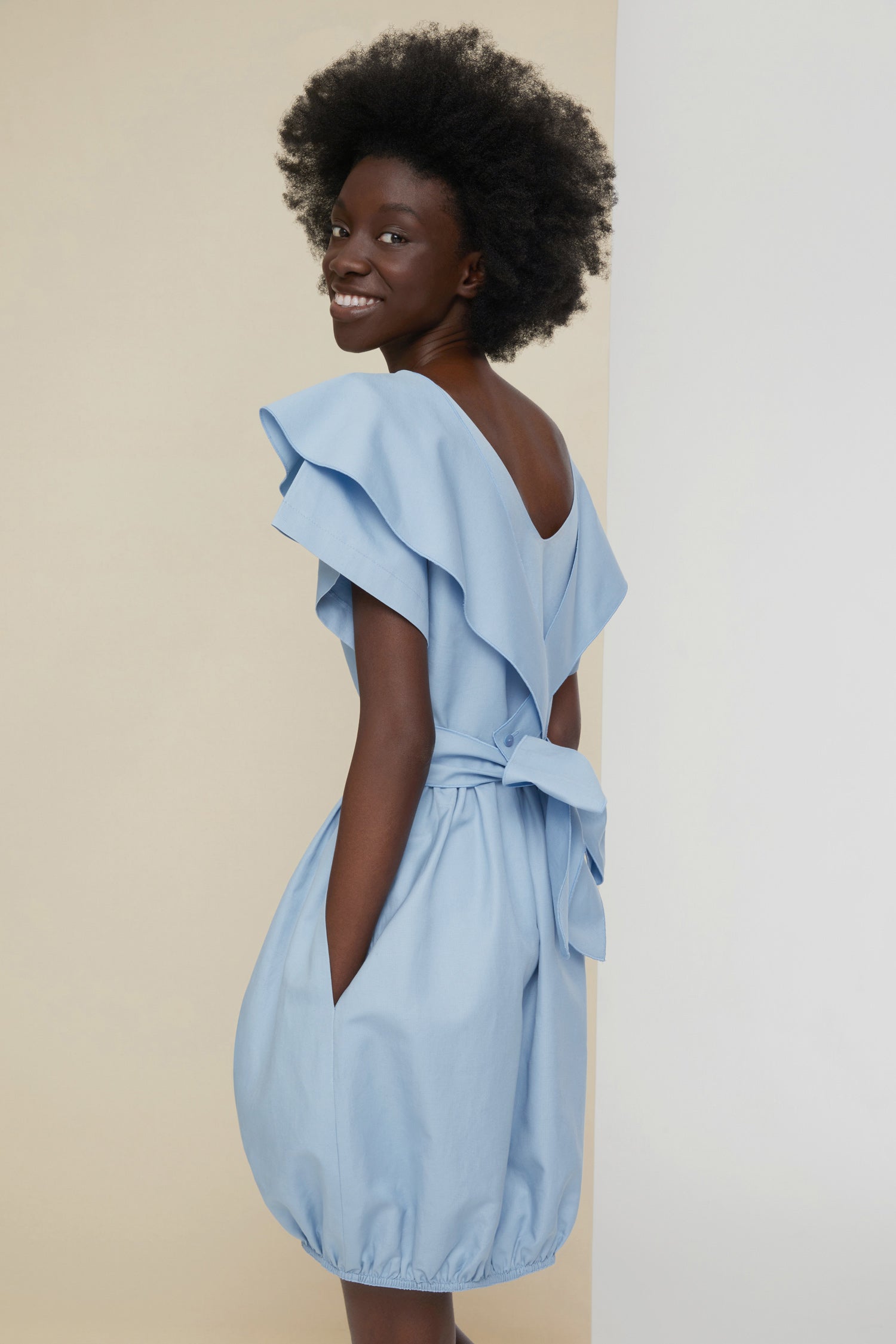 Patou - Ballonkleid aus Baumwolle mit gewickelter Rückseite - Blueberry - Ballon trifft Wickel.Panama-Baumwollkleid in Blaubeer-Hellblau. Kurzärmeliges Top mit Rundhalsausschnitt und großen Rüschen vorne. Gewickeltes Rückenteil mit Knöpfen und zu Schleifen gebundenen Bändern. Ballonrock mit elastischem Bund. Verdeckter seitlicher Reißverschluss.