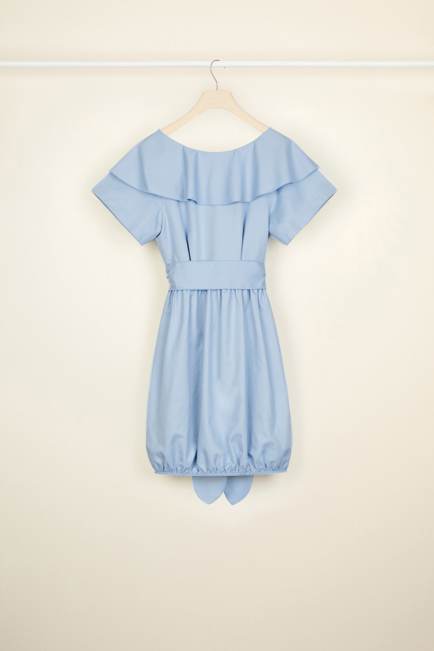 Patou - Ballonkleid aus Baumwolle mit gewickelter Rückseite - Blueberry - Ballon trifft Wickel.Panama-Baumwollkleid in Blaubeer-Hellblau. Kurzärmeliges Top mit Rundhalsausschnitt und großen Rüschen vorne. Gewickeltes Rückenteil mit Knöpfen und zu Schleifen gebundenen Bändern. Ballonrock mit elastischem Bund. Verdeckter seitlicher Reißverschluss.