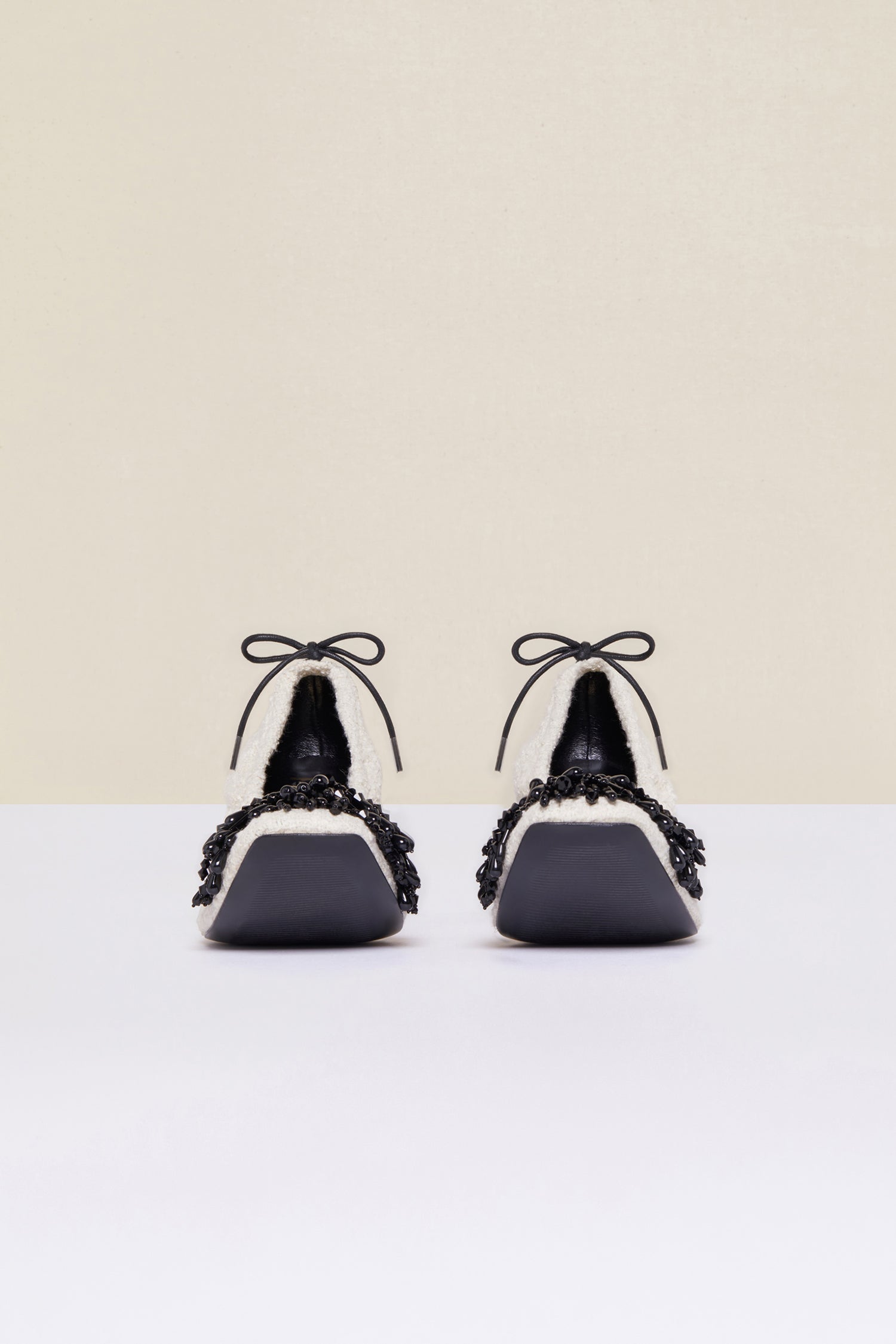 Patou - Décolleté in tweed con perle - Sand - Il tweed estivo s’indossa con le perle.Décolleté in tweed bianco sabbia con pompon in perle nere. Modello con coulisse regolabile con laccio nero da allacciare sul retro. Punta quadrata e tacco largo.