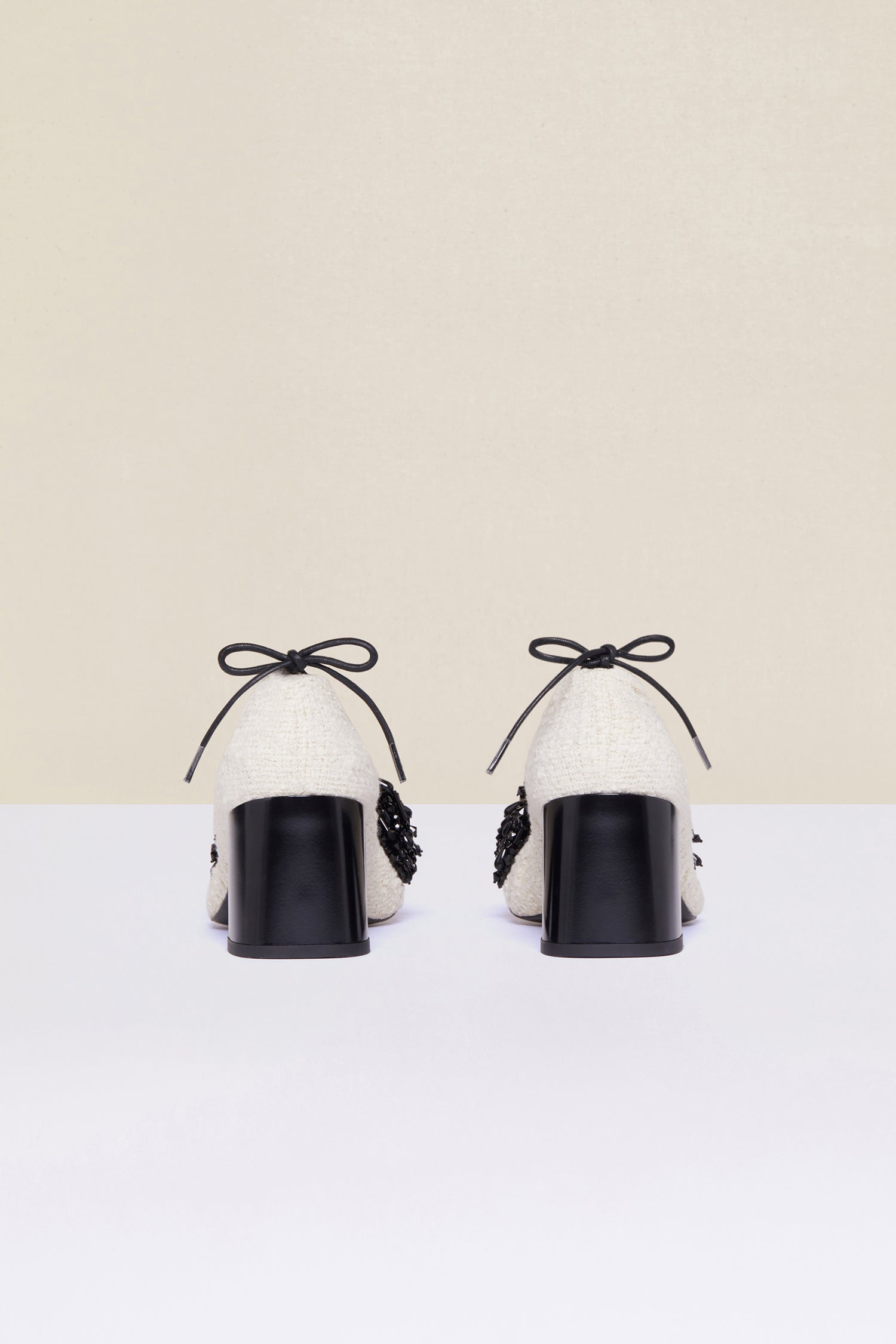 Patou - Décolleté in tweed con perle - Sand - Il tweed estivo s’indossa con le perle.Décolleté in tweed bianco sabbia con pompon in perle nere. Modello con coulisse regolabile con laccio nero da allacciare sul retro. Punta quadrata e tacco largo.