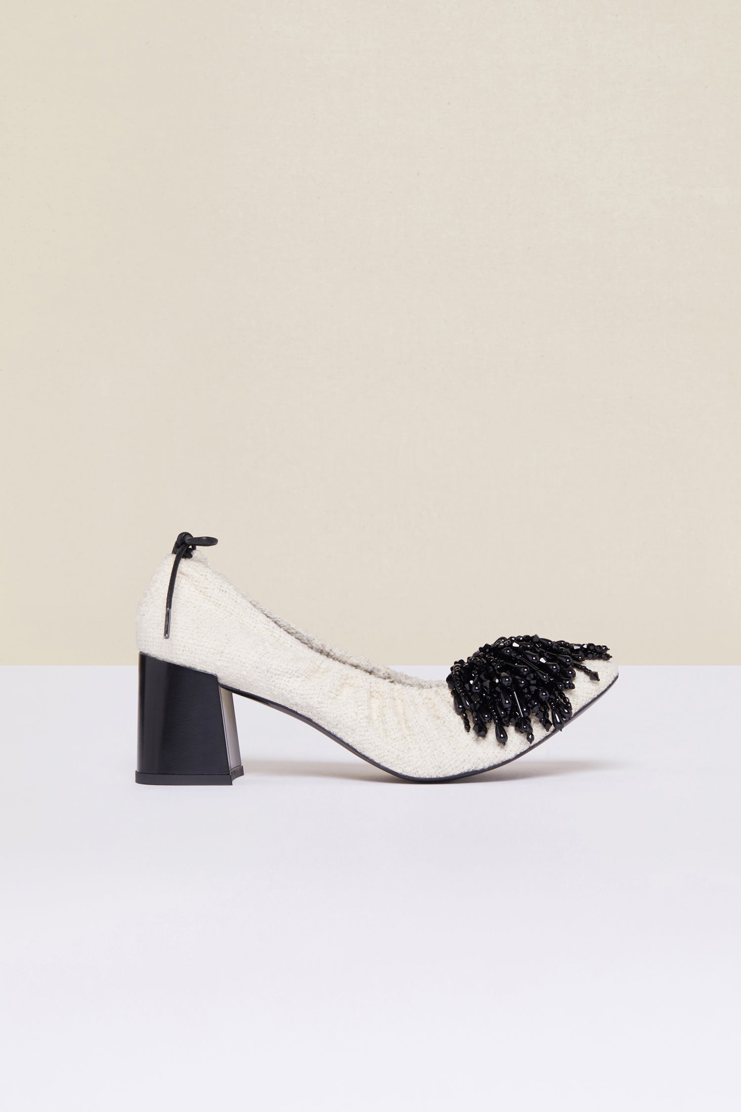 Patou - Décolleté in tweed con perle - Sand - Il tweed estivo s’indossa con le perle.Décolleté in tweed bianco sabbia con pompon in perle nere. Modello con coulisse regolabile con laccio nero da allacciare sul retro. Punta quadrata e tacco largo.