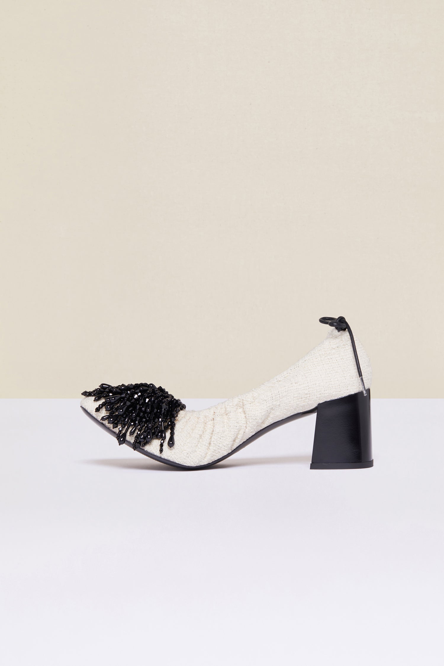 Patou - Décolleté in tweed con perle - Sand - Il tweed estivo s’indossa con le perle.Décolleté in tweed bianco sabbia con pompon in perle nere. Modello con coulisse regolabile con laccio nero da allacciare sul retro. Punta quadrata e tacco largo.