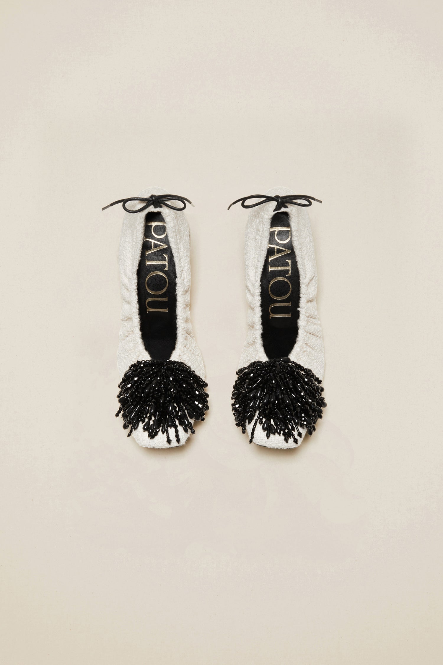 Patou - Décolleté in tweed con perle - Sand - Il tweed estivo s’indossa con le perle.Décolleté in tweed bianco sabbia con pompon in perle nere. Modello con coulisse regolabile con laccio nero da allacciare sul retro. Punta quadrata e tacco largo.