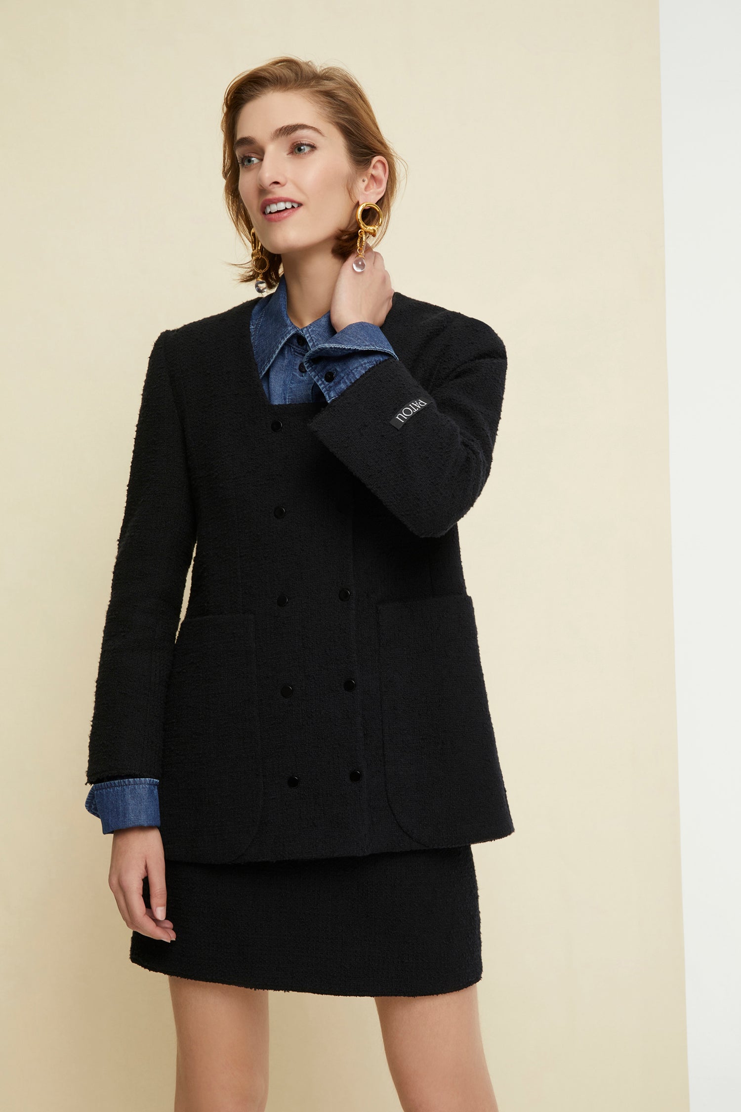 Patou - Giacca in tweed con collo marinaio - Black - La giacca in tweed in versione Patou.Giacca in tweed nero. Modello doppiopetto con scollo quadrato. Collo rimovibile a ispirazione marinaio in cotone bianco. Maniche leggermente svasate con polsi abbottonati. Etichetta in stile sartoria con logo Patou sulla manica sinistra. Due tasche sul fronte, spacco sul retro. Foderata.