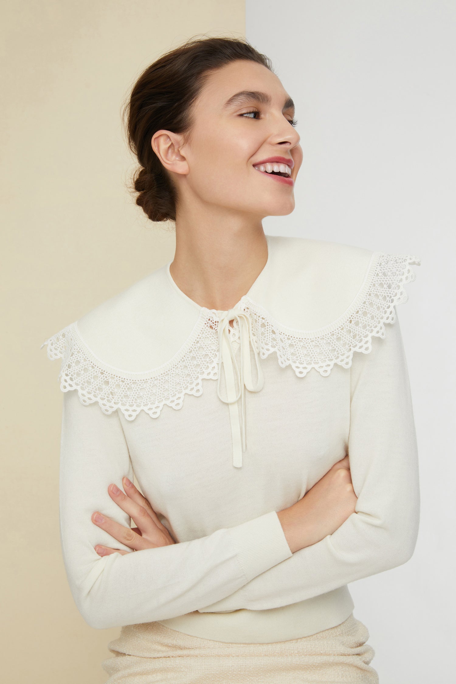 Patou - クロシェ カラー ファインウール ジャンパー - Cream - シンプルなウール製ジャンパーにクロシェのカラーを。  クリームのファインニット製ジャンパー。クロシェのトリムをあしらった取り外せるカラーをフロントで結ぶスタイル。Vネック。バックにゴールドカラーのメタルによるJPロゴ。