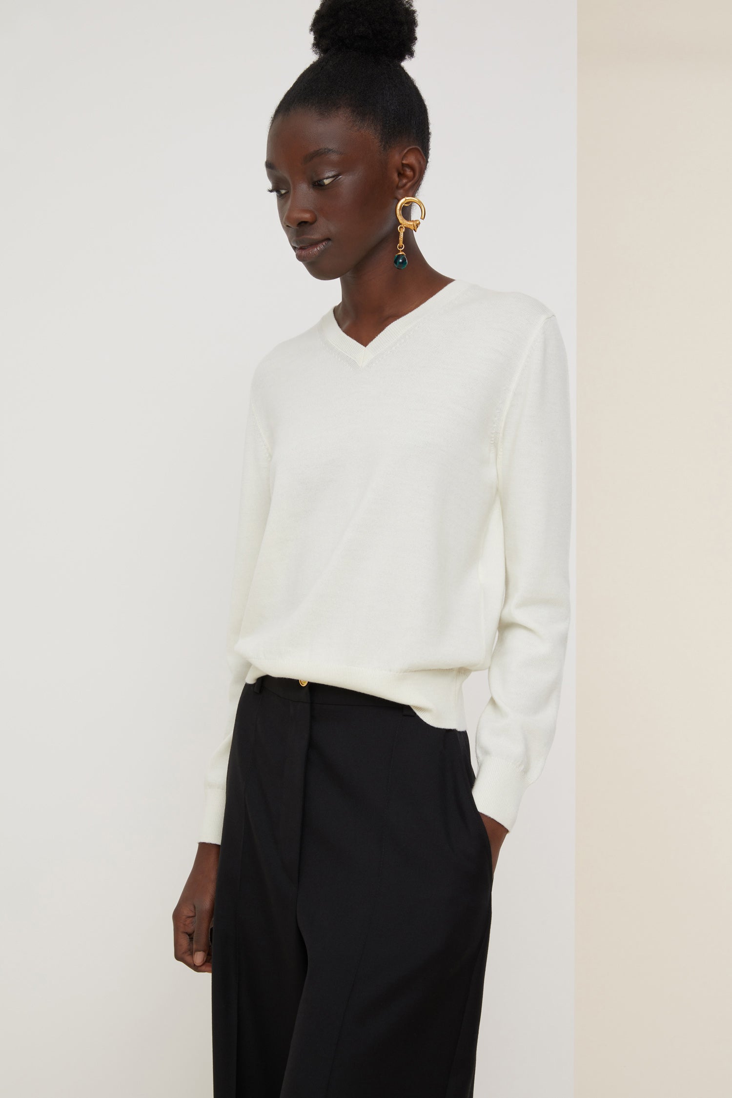 Patou - クロシェ カラー ファインウール ジャンパー - Cream - シンプルなウール製ジャンパーにクロシェのカラーを。  クリームのファインニット製ジャンパー。クロシェのトリムをあしらった取り外せるカラーをフロントで結ぶスタイル。Vネック。バックにゴールドカラーのメタルによるJPロゴ。