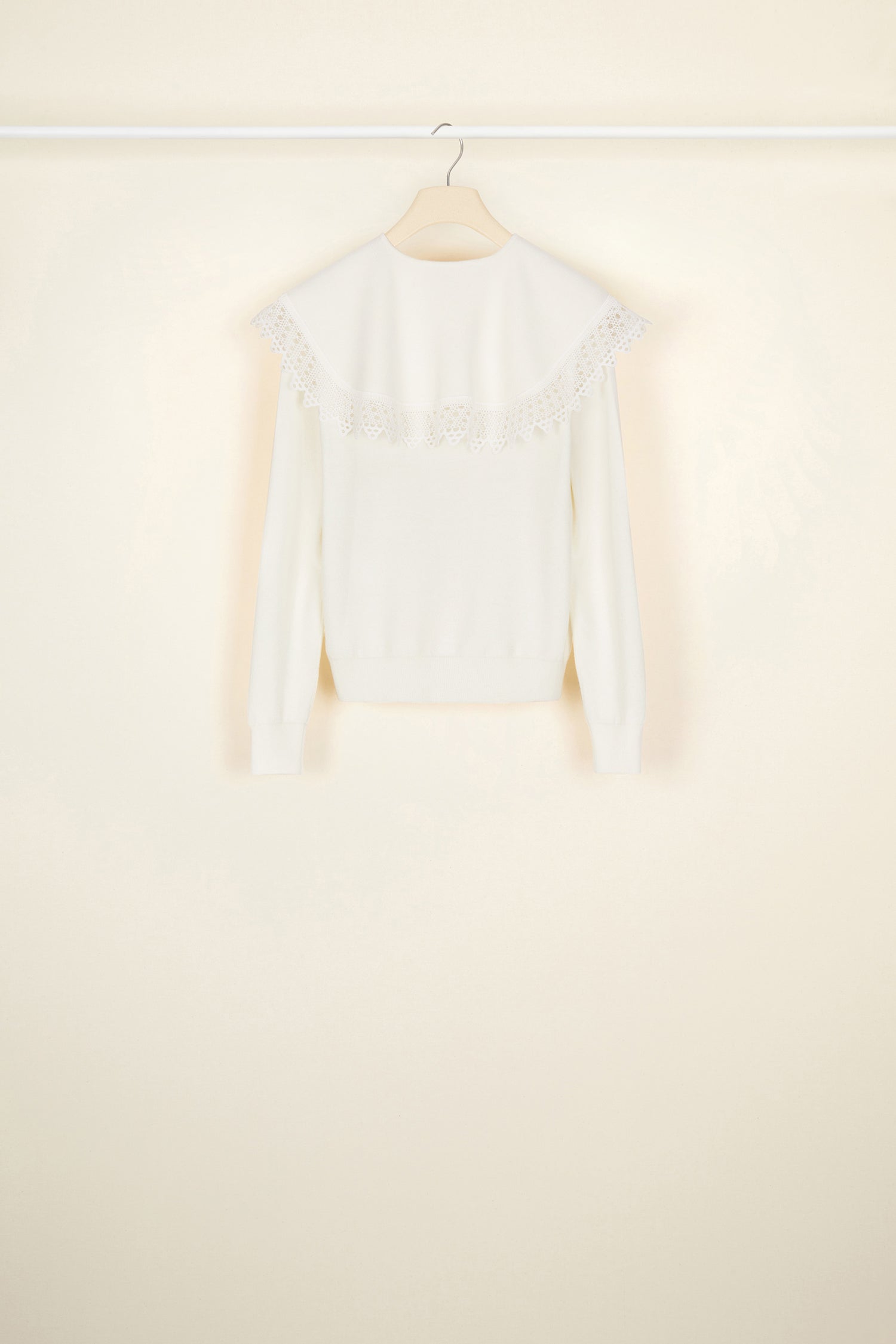 Patou - クロシェ カラー ファインウール ジャンパー - Cream - シンプルなウール製ジャンパーにクロシェのカラーを。  クリームのファインニット製ジャンパー。クロシェのトリムをあしらった取り外せるカラーをフロントで結ぶスタイル。Vネック。バックにゴールドカラーのメタルによるJPロゴ。