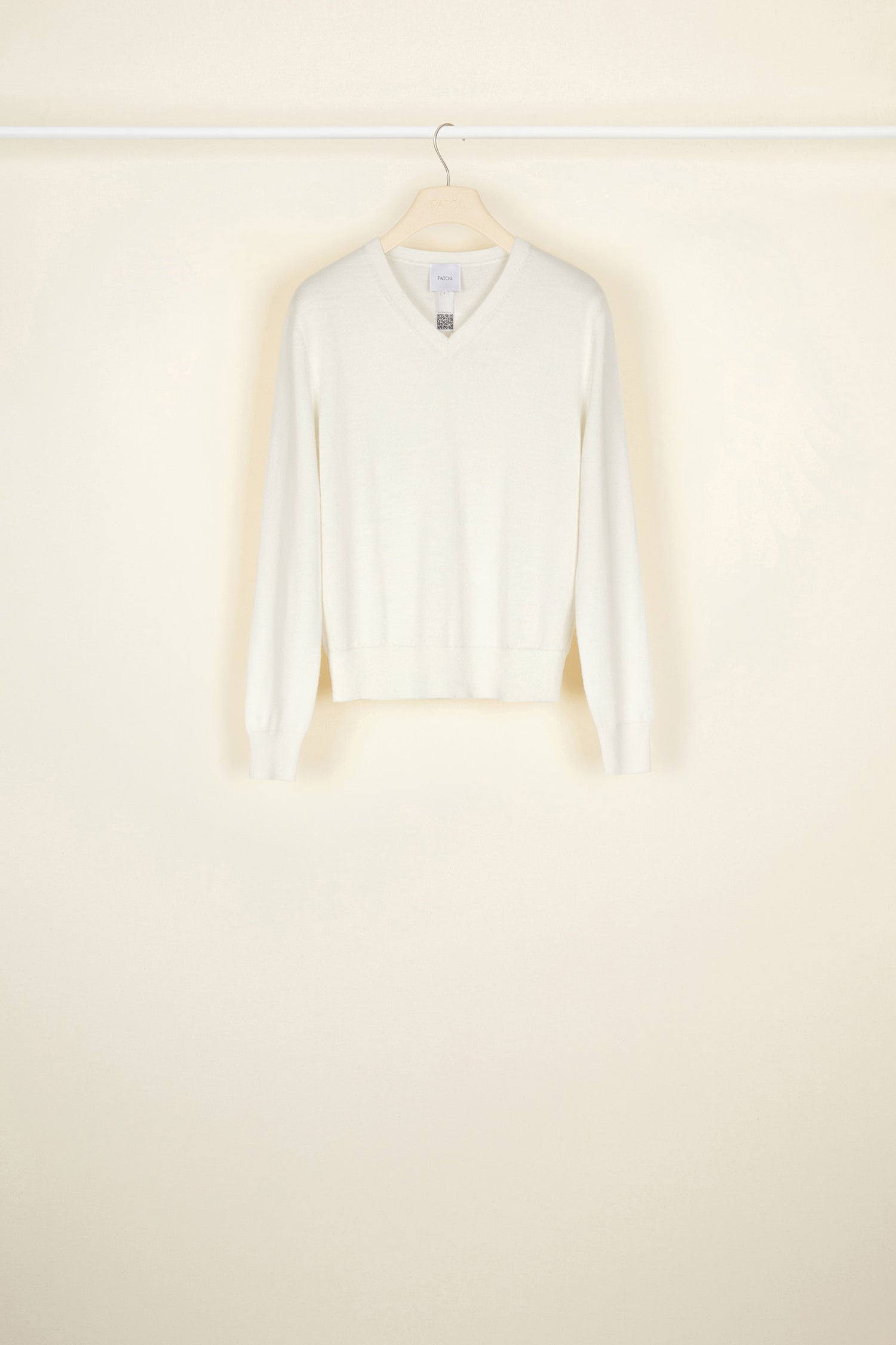 Patou - クロシェ カラー ファインウール ジャンパー - Cream - シンプルなウール製ジャンパーにクロシェのカラーを。  クリームのファインニット製ジャンパー。クロシェのトリムをあしらった取り外せるカラーをフロントで結ぶスタイル。Vネック。バックにゴールドカラーのメタルによるJPロゴ。