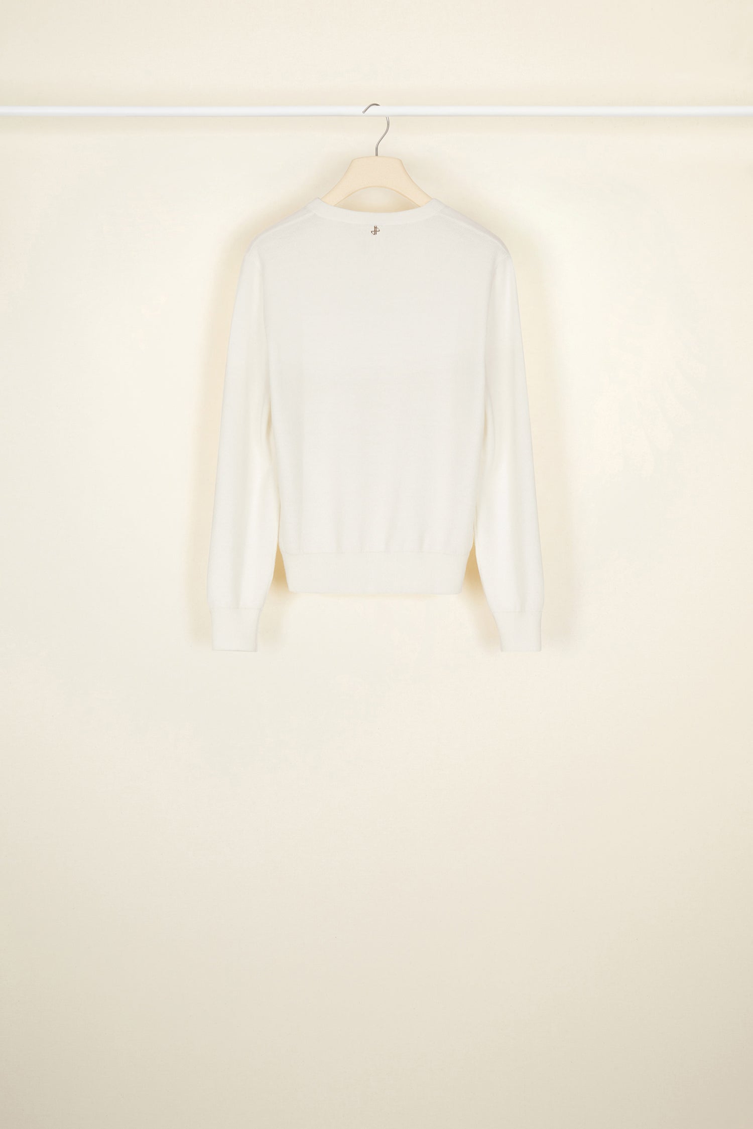 Patou - クロシェ カラー ファインウール ジャンパー - Cream - シンプルなウール製ジャンパーにクロシェのカラーを。  クリームのファインニット製ジャンパー。クロシェのトリムをあしらった取り外せるカラーをフロントで結ぶスタイル。Vネック。バックにゴールドカラーのメタルによるJPロゴ。