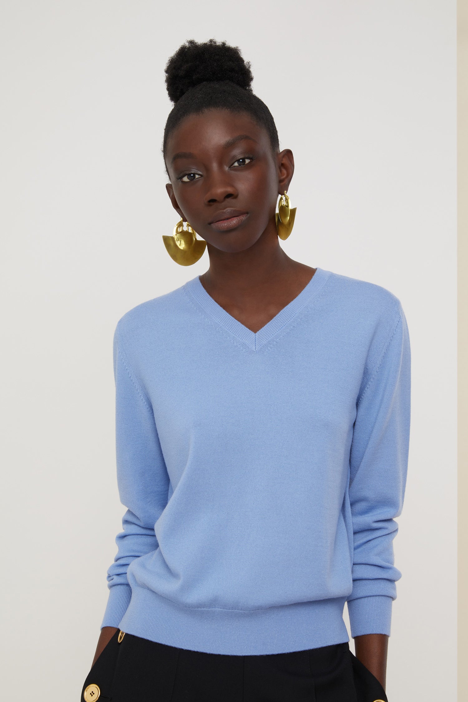 Patou - Maglia leggera con collo crochet - Blueberry - Il crochet protagonista della maglia. Maglia leggera in lana merino blu chiaro. Collo in crochet rimovibile da allacciare davanti. Scollo a V. Logo JP in metallo dorato sul retro.