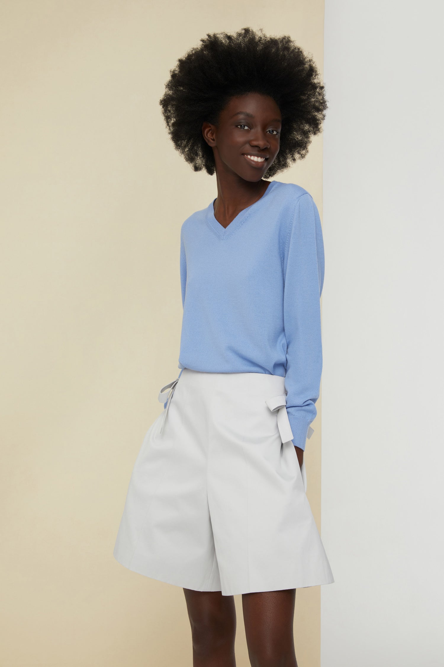 Patou - Maglia leggera con collo crochet - Blueberry - Il crochet protagonista della maglia. Maglia leggera in lana merino blu chiaro. Collo in crochet rimovibile da allacciare davanti. Scollo a V. Logo JP in metallo dorato sul retro.