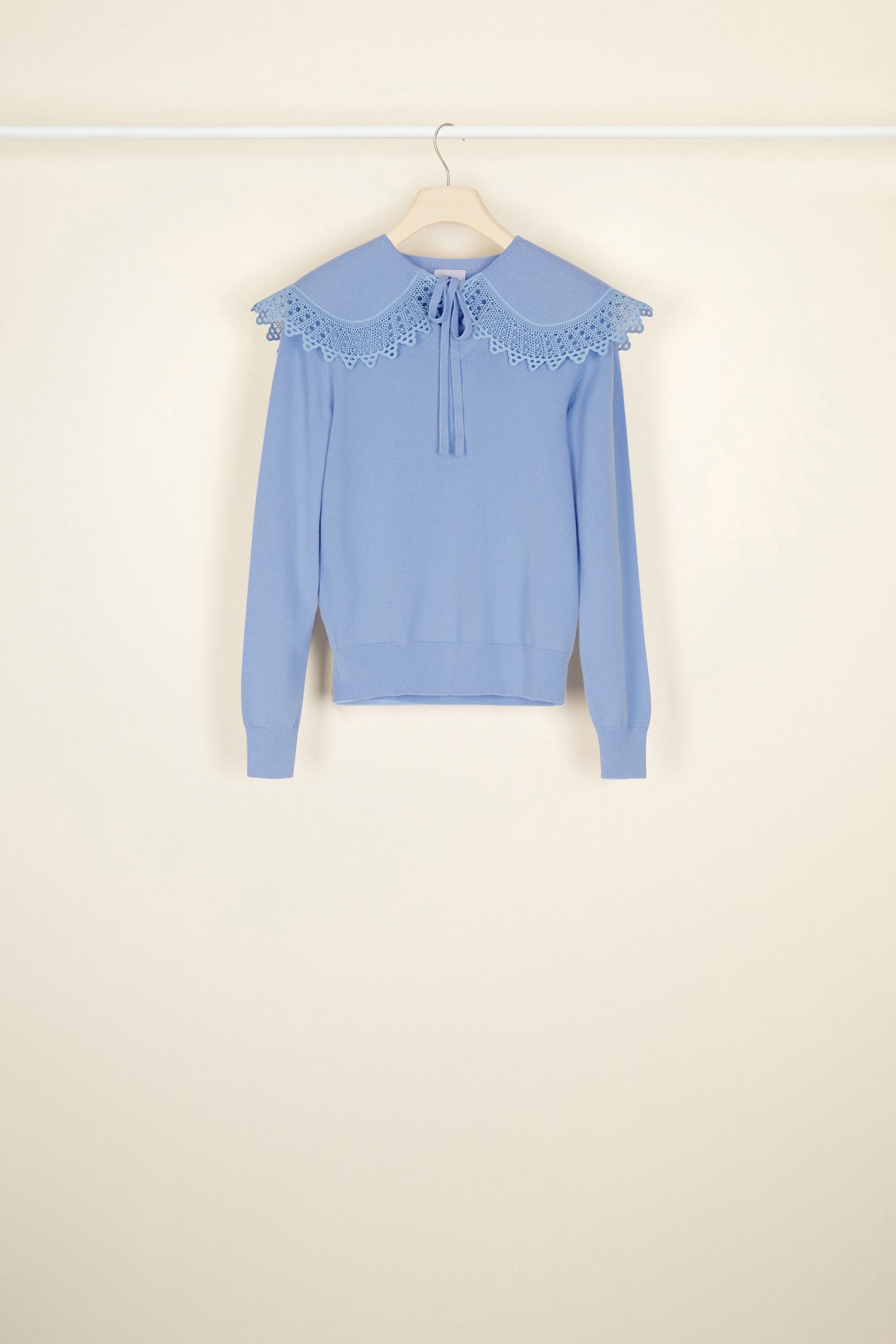 Patou - Maglia leggera con collo crochet - Blueberry - Il crochet protagonista della maglia. Maglia leggera in lana merino blu chiaro. Collo in crochet rimovibile da allacciare davanti. Scollo a V. Logo JP in metallo dorato sul retro.