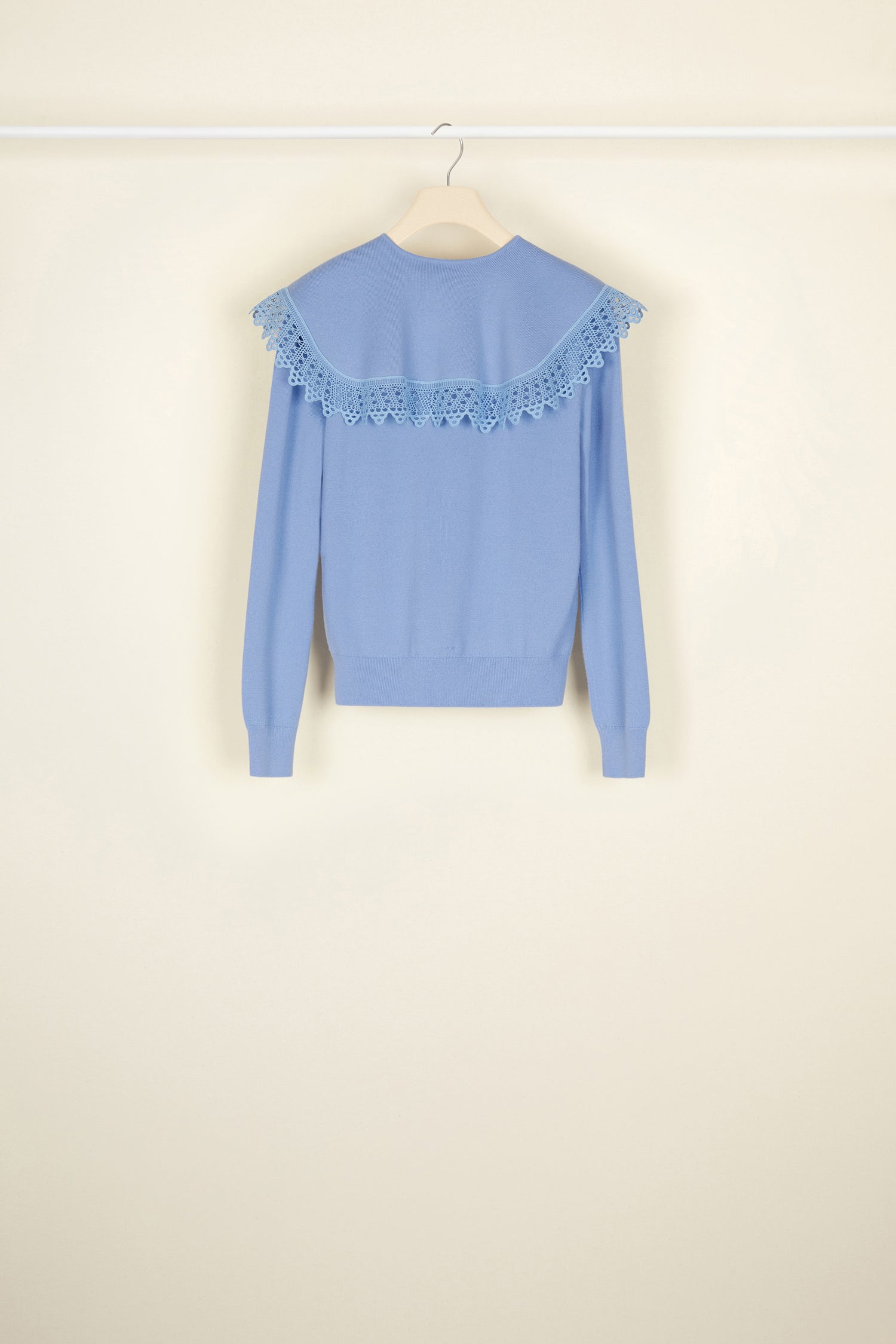 Patou - Maglia leggera con collo crochet - Blueberry - Il crochet protagonista della maglia. Maglia leggera in lana merino blu chiaro. Collo in crochet rimovibile da allacciare davanti. Scollo a V. Logo JP in metallo dorato sul retro.