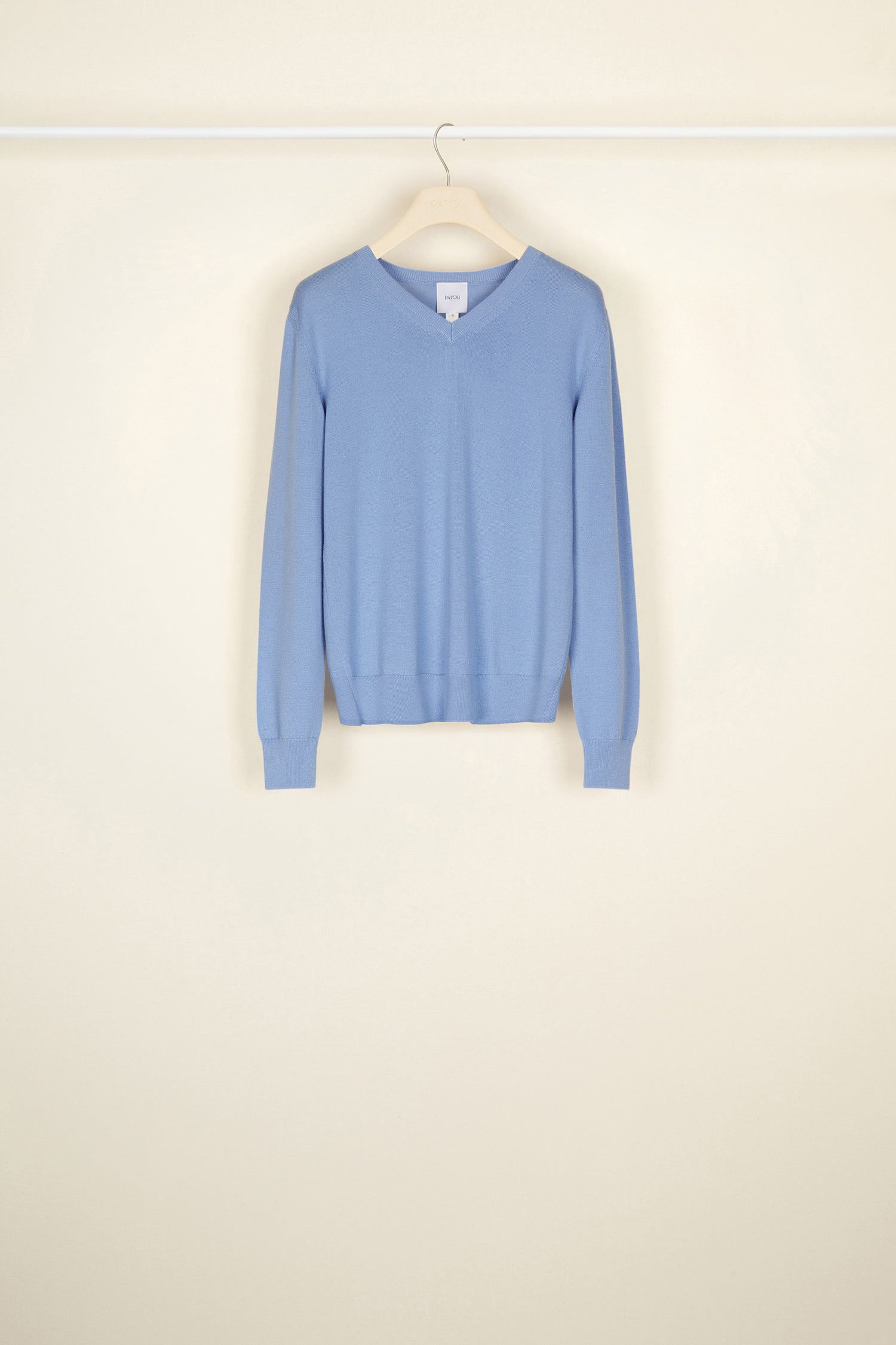 Patou - Maglia leggera con collo crochet - Blueberry - Il crochet protagonista della maglia. Maglia leggera in lana merino blu chiaro. Collo in crochet rimovibile da allacciare davanti. Scollo a V. Logo JP in metallo dorato sul retro.