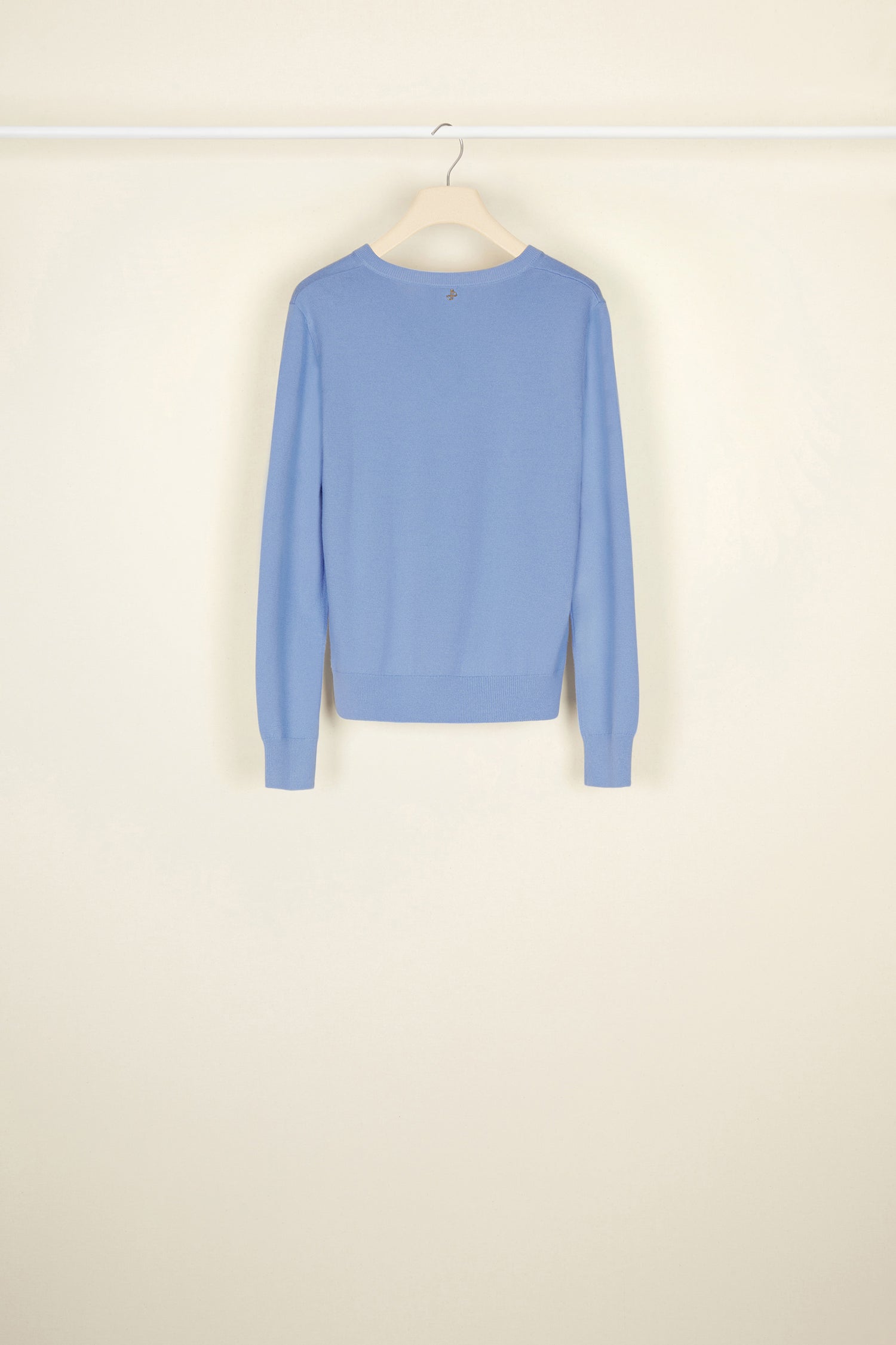 Patou - Maglia leggera con collo crochet - Blueberry - Il crochet protagonista della maglia. Maglia leggera in lana merino blu chiaro. Collo in crochet rimovibile da allacciare davanti. Scollo a V. Logo JP in metallo dorato sul retro.