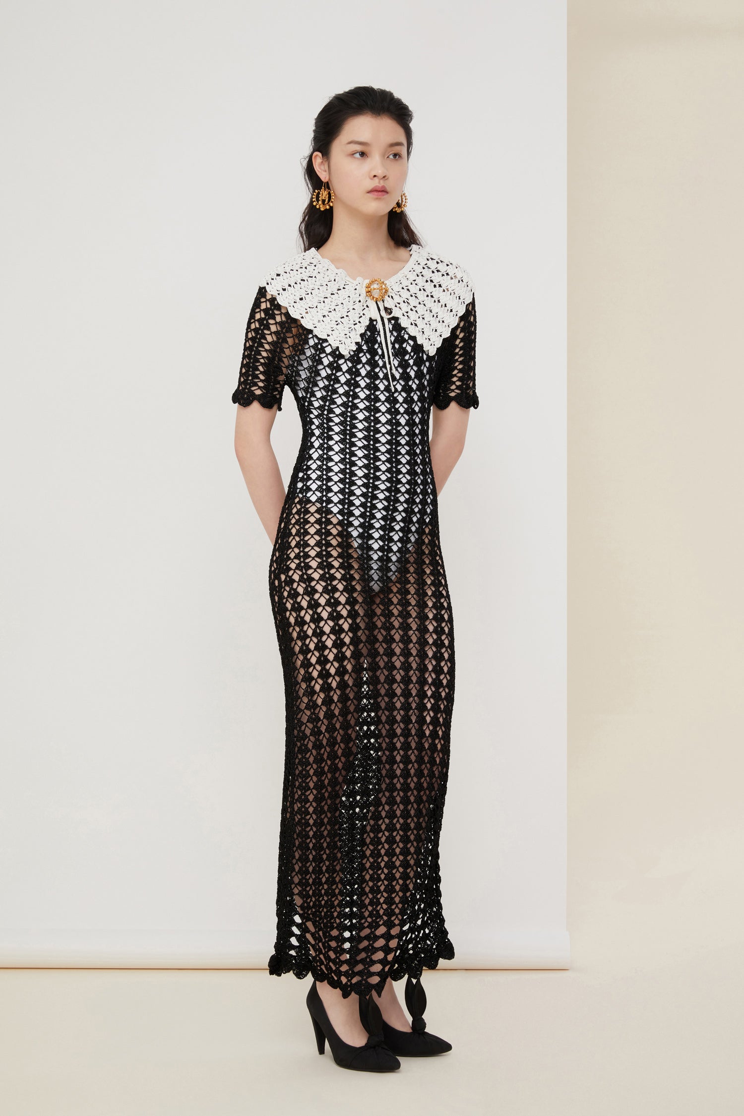 Patou - Zweifarbiges Häkel-Maxikleid - Black White - Die unbeschwerte Verführung des Häkelkleids  Häkel-Maxikleid aus schwarzer Viskose mit kontrastierendem, vorne zu bindendem, weißem Kragen. Transparenter, körpernaher Schnitt mit leicht ausgestelltem Rockteil. Einzeln verkaufter Schmuck.
