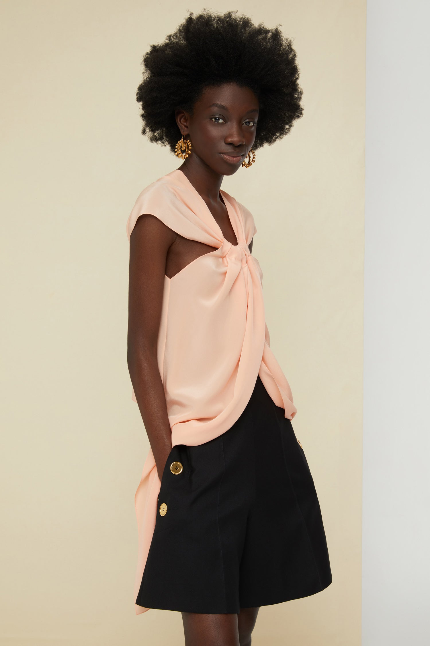 Patou - Haut asymétrique en soie - Coral - La soie fait le pari de l’asymétrie.Haut en crêpe de soie corail. Silhouette asymétrique plus longue à l’avant. Encolure drapée à coulisse formant un V à l’arrière.