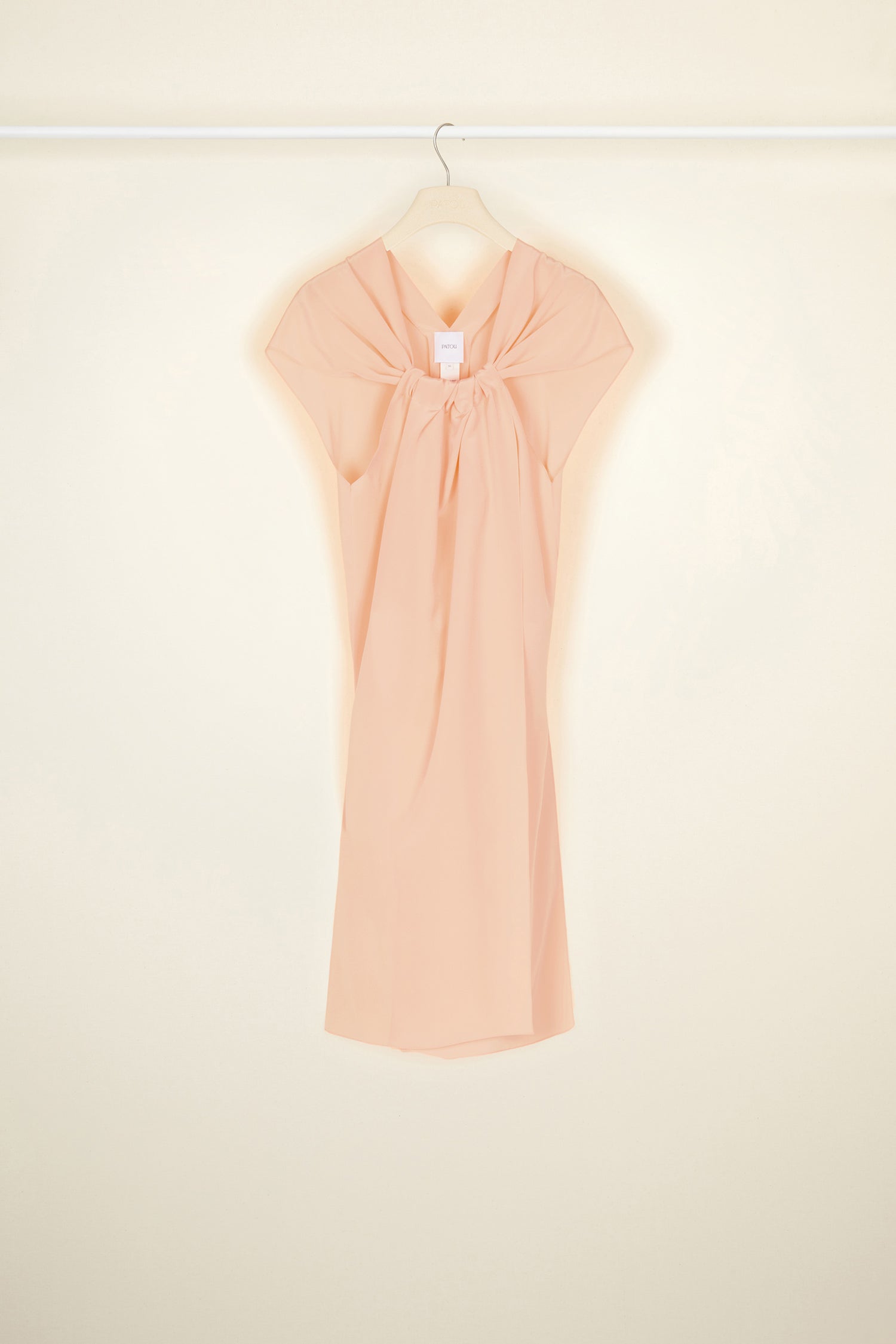 Patou - Haut asymétrique en soie - Coral - La soie fait le pari de l’asymétrie.Haut en crêpe de soie corail. Silhouette asymétrique plus longue à l’avant. Encolure drapée à coulisse formant un V à l’arrière.