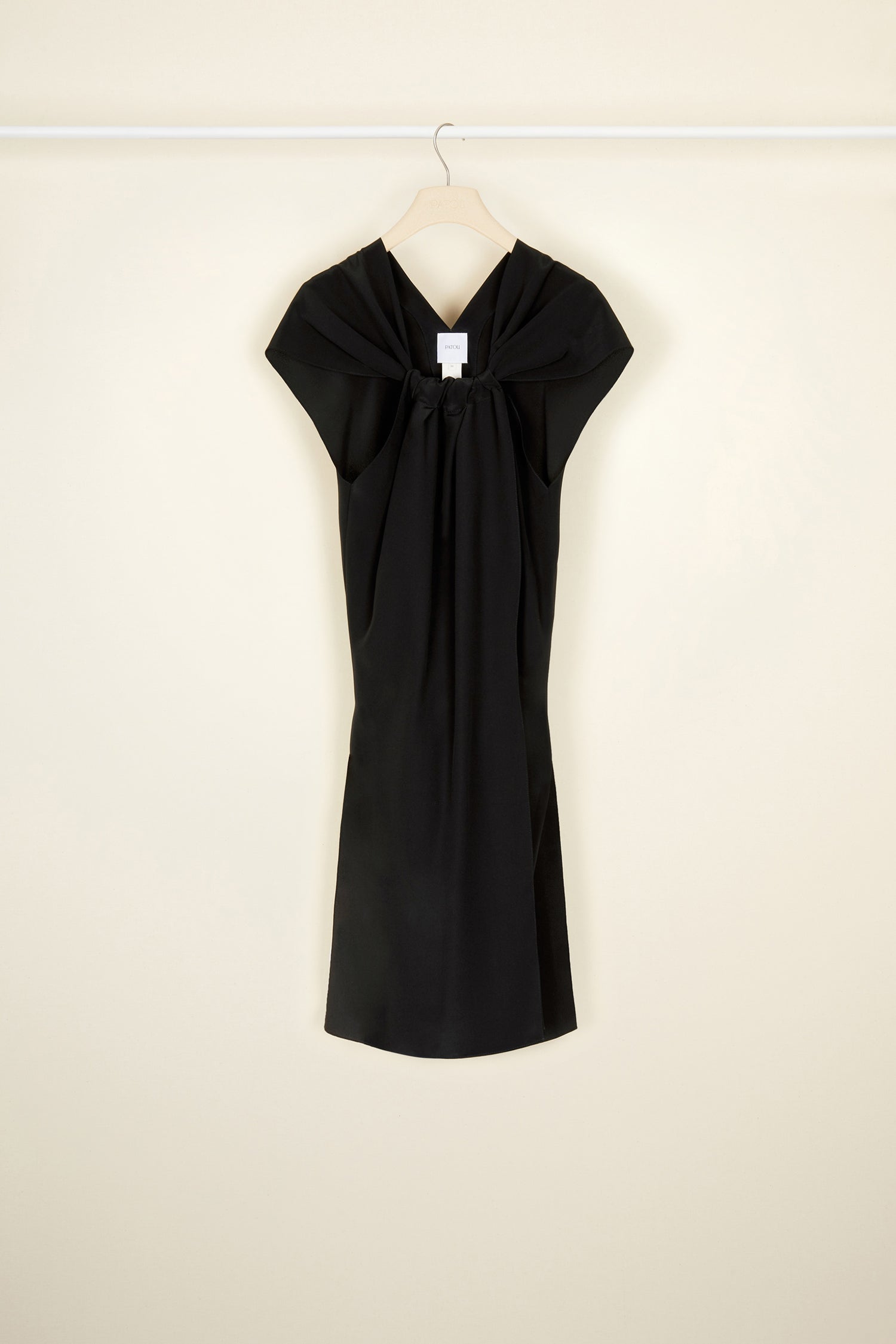 Patou - Haut asymétrique en soie - Black - La soie fait le pari de l’asymétrie.Haut en crêpe de soie noire. Silhouette asymétrique plus longue à l’avant. Encolure drapée à coulisse formant un V à l’arrière.