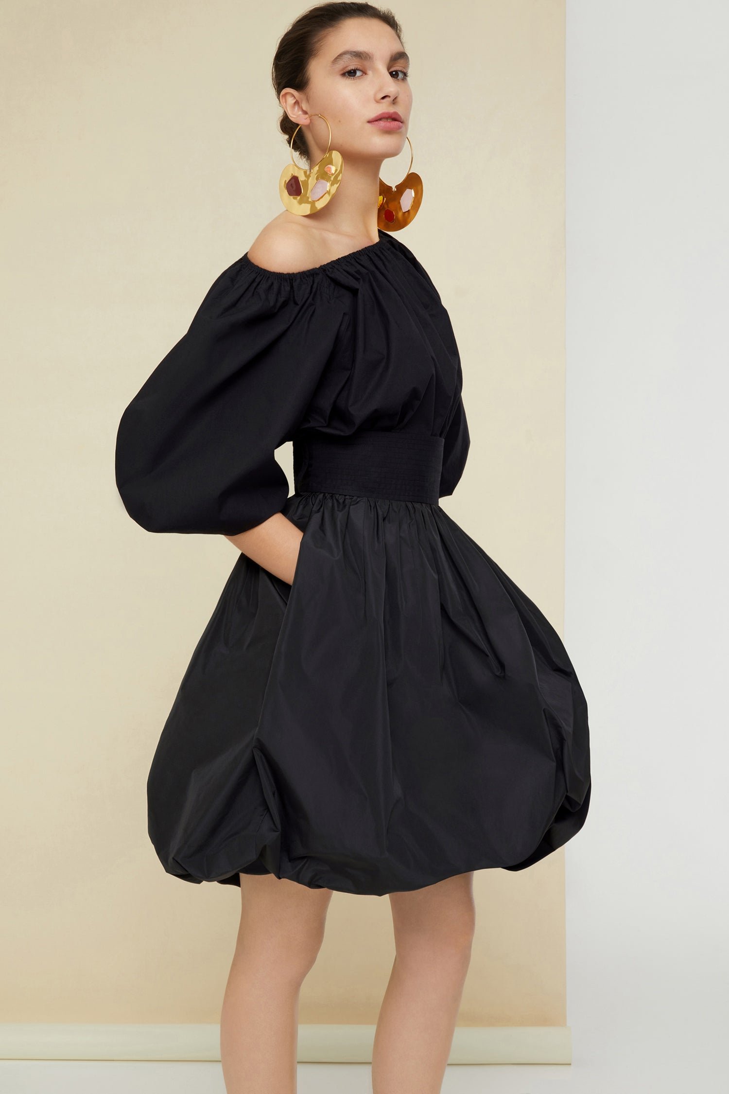 Patou - Top corto voluminoso in cotone - Black - Il top si accorcia e prende volume.Top corto in cotone bio nero. Collo elasticizzato. Maniche a palloncino con polsi elasticizzati. Cintura larga in vita con bottoni sul retro.