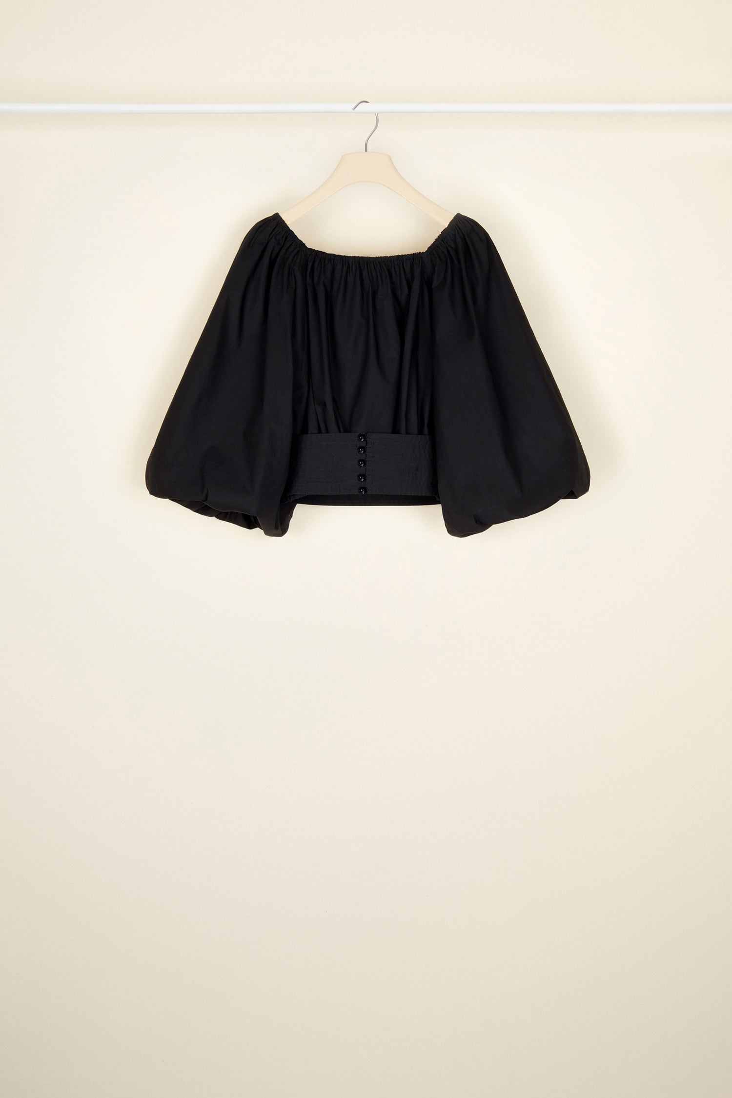 Patou - Top corto voluminoso in cotone - Black - Il top si accorcia e prende volume.Top corto in cotone bio nero. Collo elasticizzato. Maniche a palloncino con polsi elasticizzati. Cintura larga in vita con bottoni sul retro.