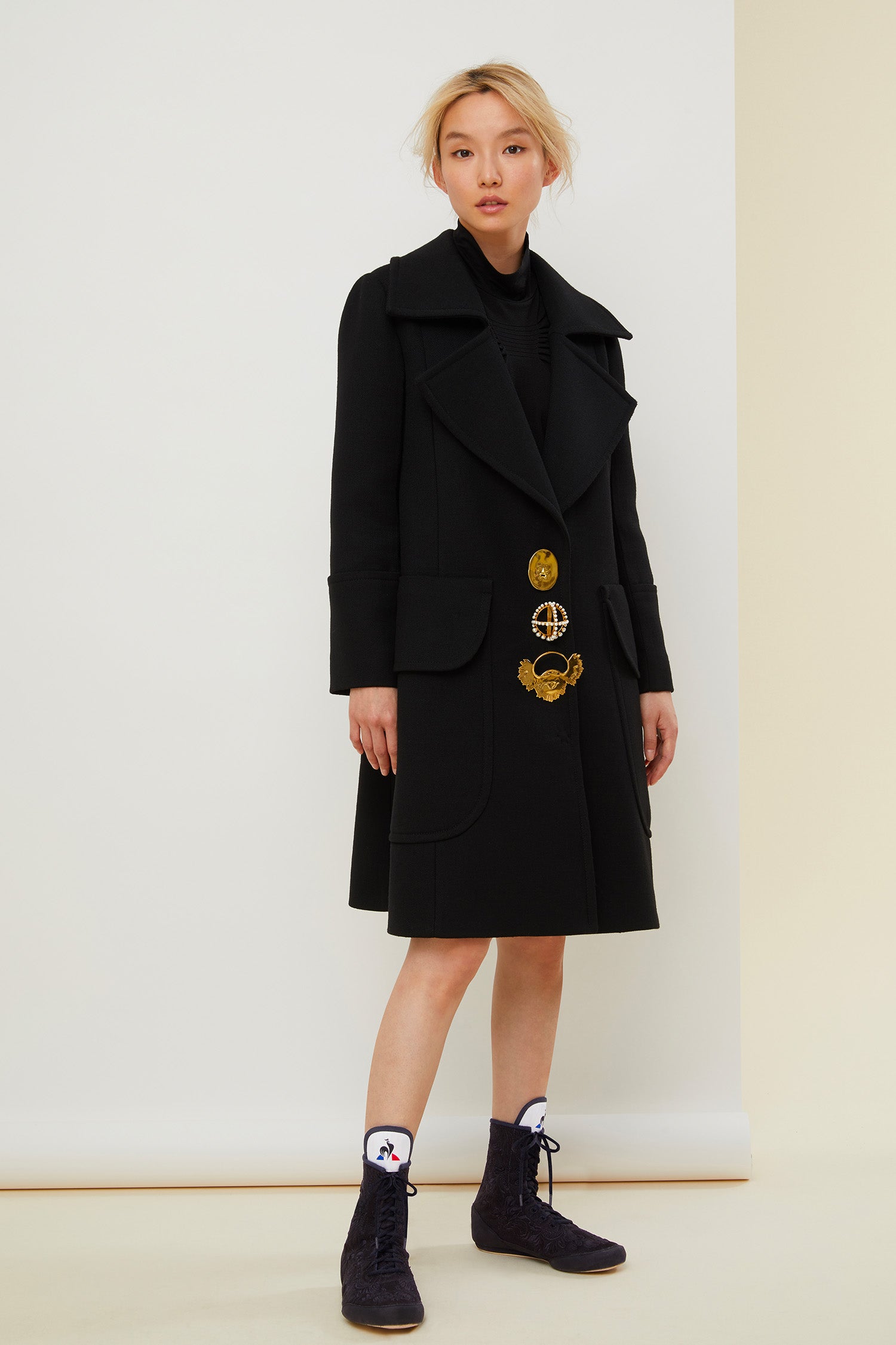Patou - Cappotto lungo con spille - Black - Bottoni? No, spille gioiello! Cappotto lungo in lana vergine nera. Revers oversize. Chiusura con spille removibili in ottone e perle. Maniche con risvolto e tasche laterali con pattina. Interamente foderato.