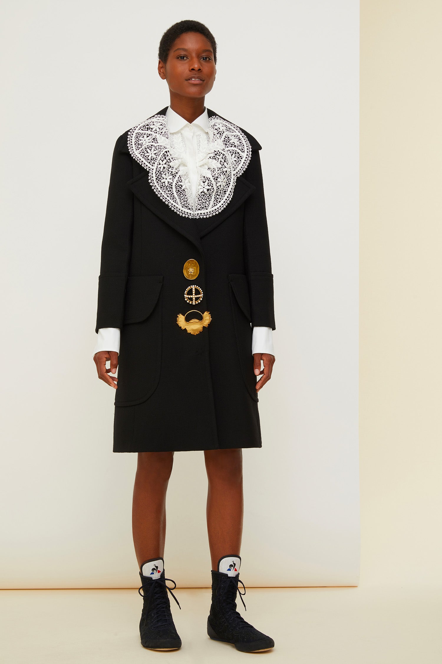 Patou - Cappotto lungo con spille - Black - Bottoni? No, spille gioiello! Cappotto lungo in lana vergine nera. Revers oversize. Chiusura con spille removibili in ottone e perle. Maniche con risvolto e tasche laterali con pattina. Interamente foderato.